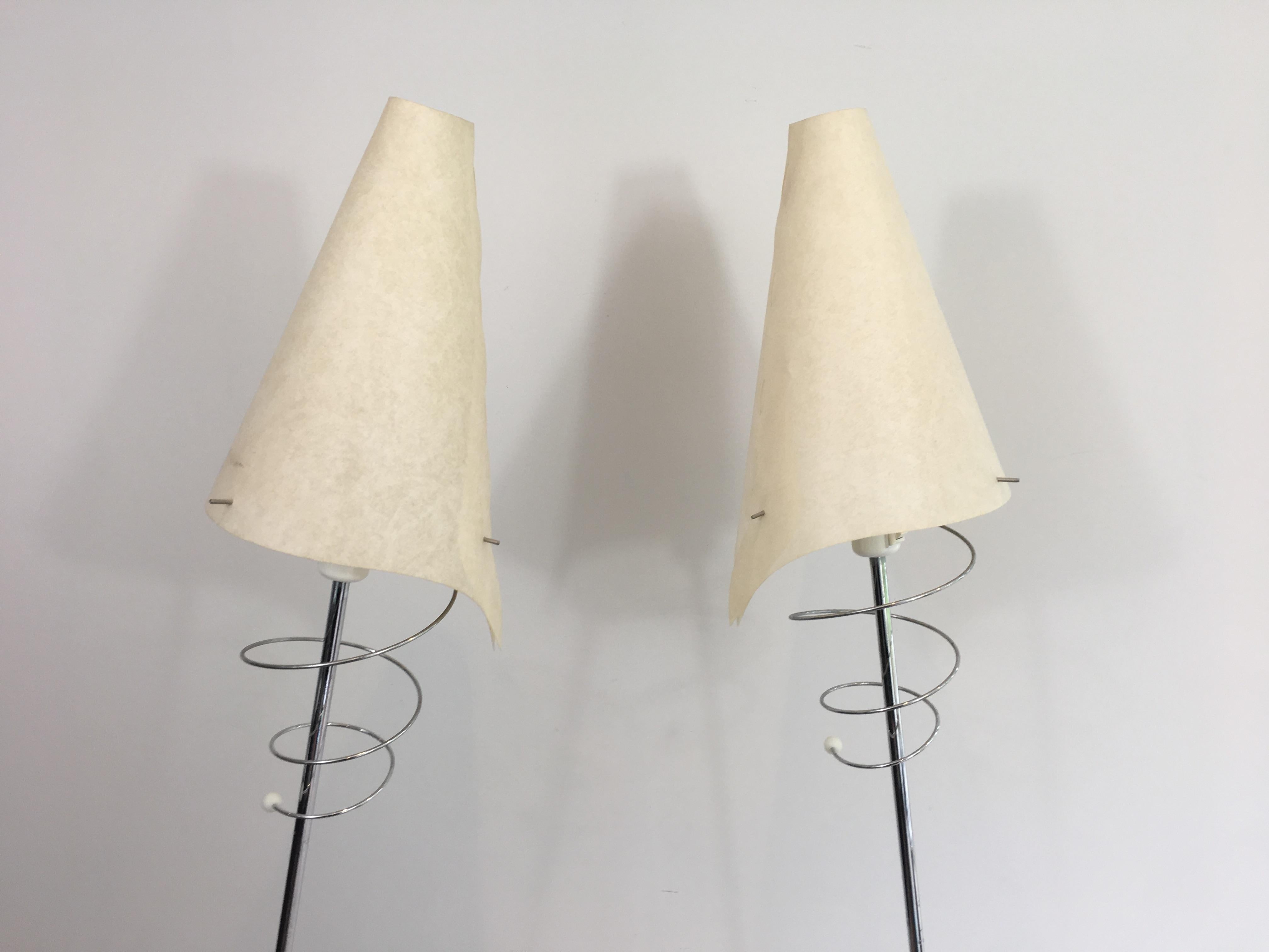 Paire de lampadaires design en chrome, avec bases laquées blanches et design Bon état - En vente à Marcq-en-Barœul, Hauts-de-France