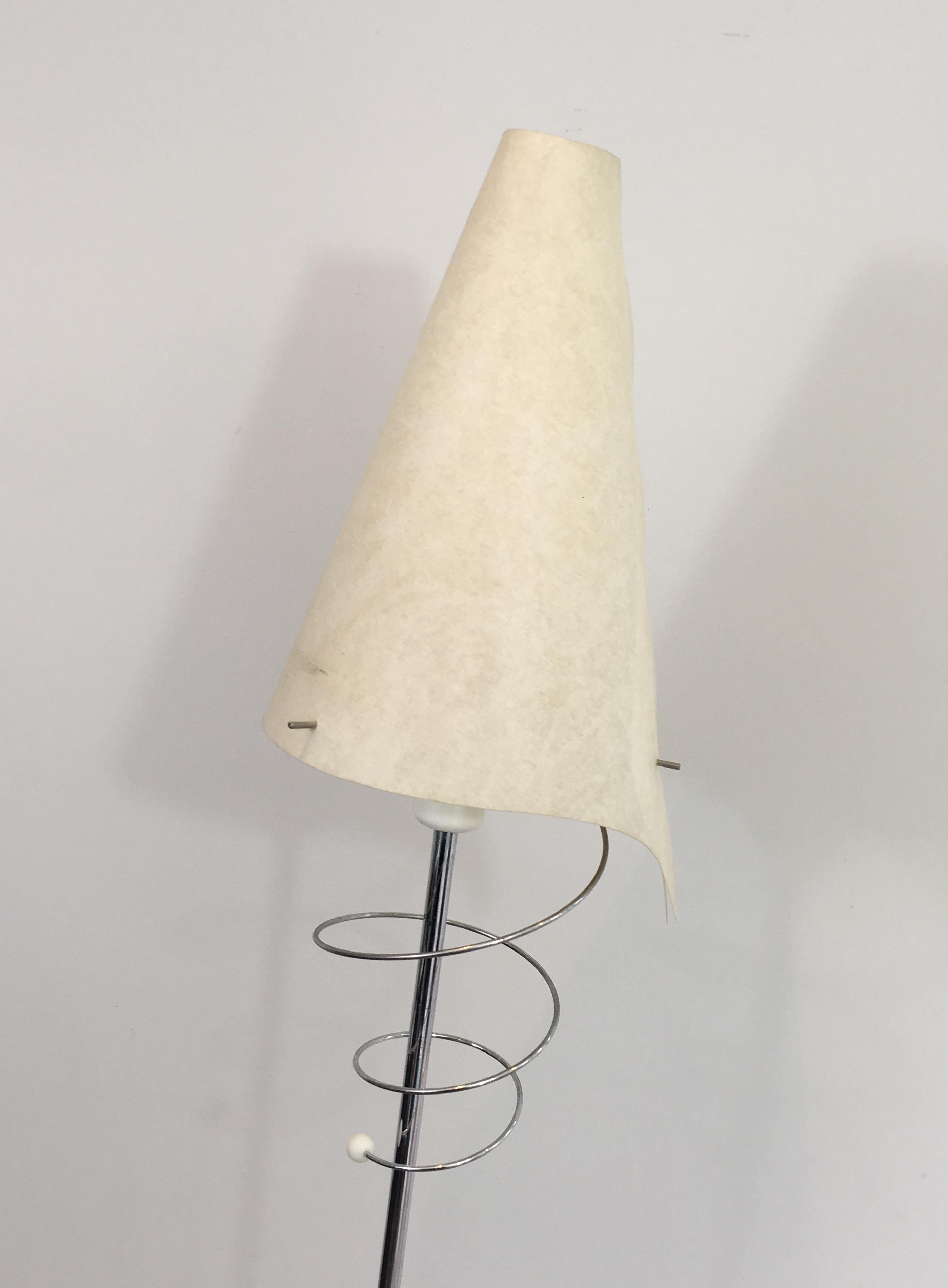 Fin du 20e siècle Paire de lampadaires design en chrome, avec bases laquées blanches et design en vente