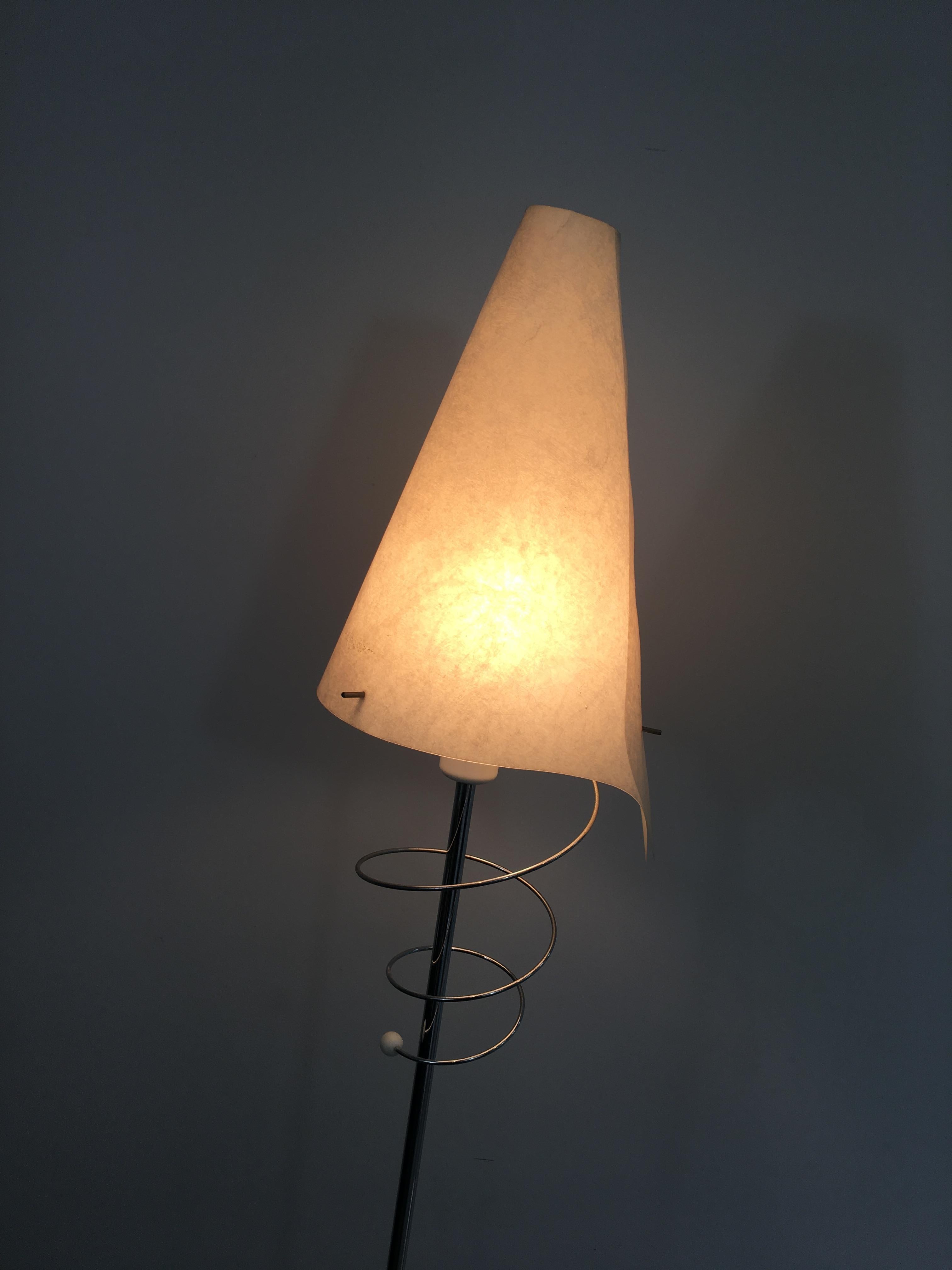 Paire de lampadaires design en chrome, avec bases laquées blanches et design en vente 1