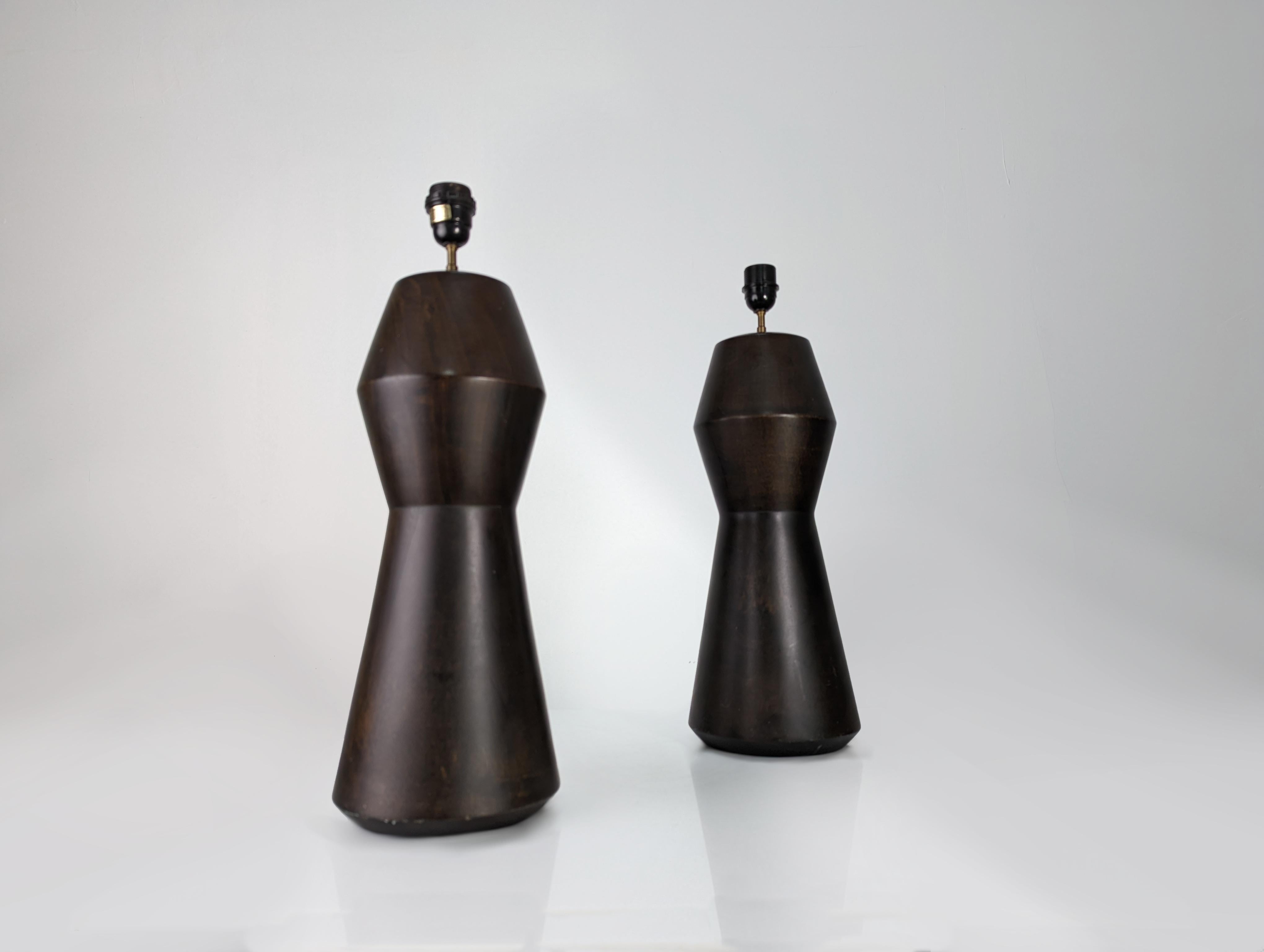 Fantastic pair of table lamps with straight lines, forming an elegant geometric design made of wood by the French house La Fibule-France in the 80s.