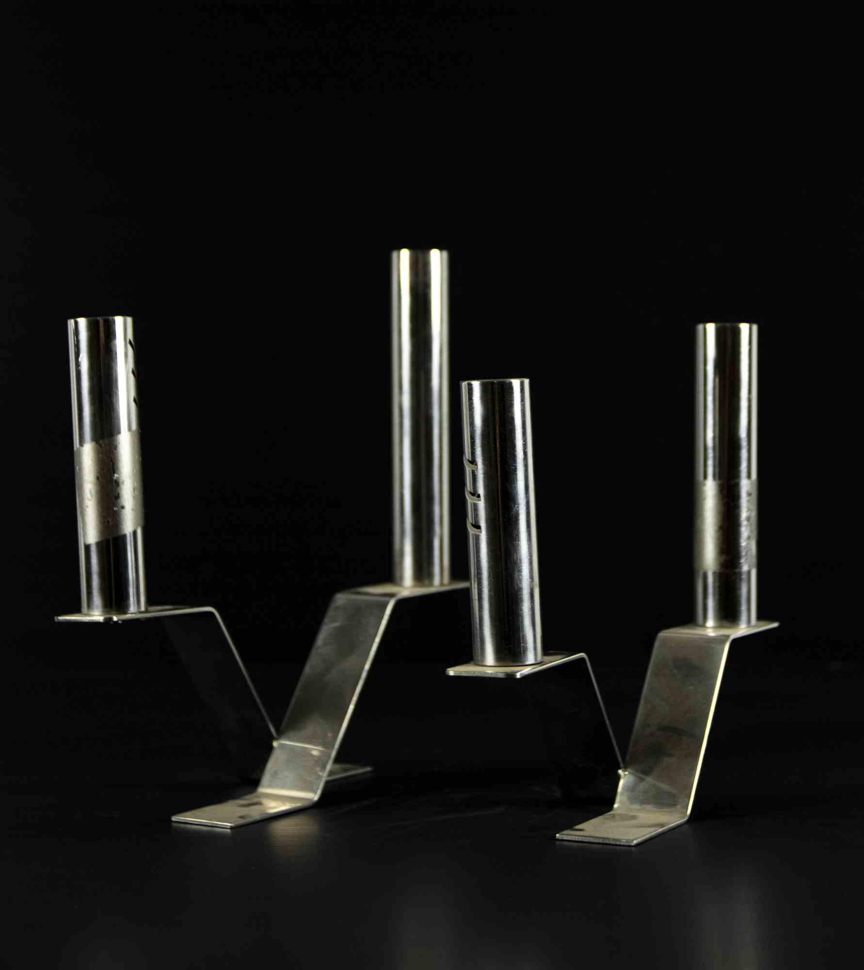 Paar Design-Metall-Kerzenhalter ist ein originelles dekoratives Objekt in der Mitte des 20. Jahrhunderts realisiert.

Hergestellt in Italien.

Abmessungen: 18 x 20 cm. 

Gute Bedingungen.

 