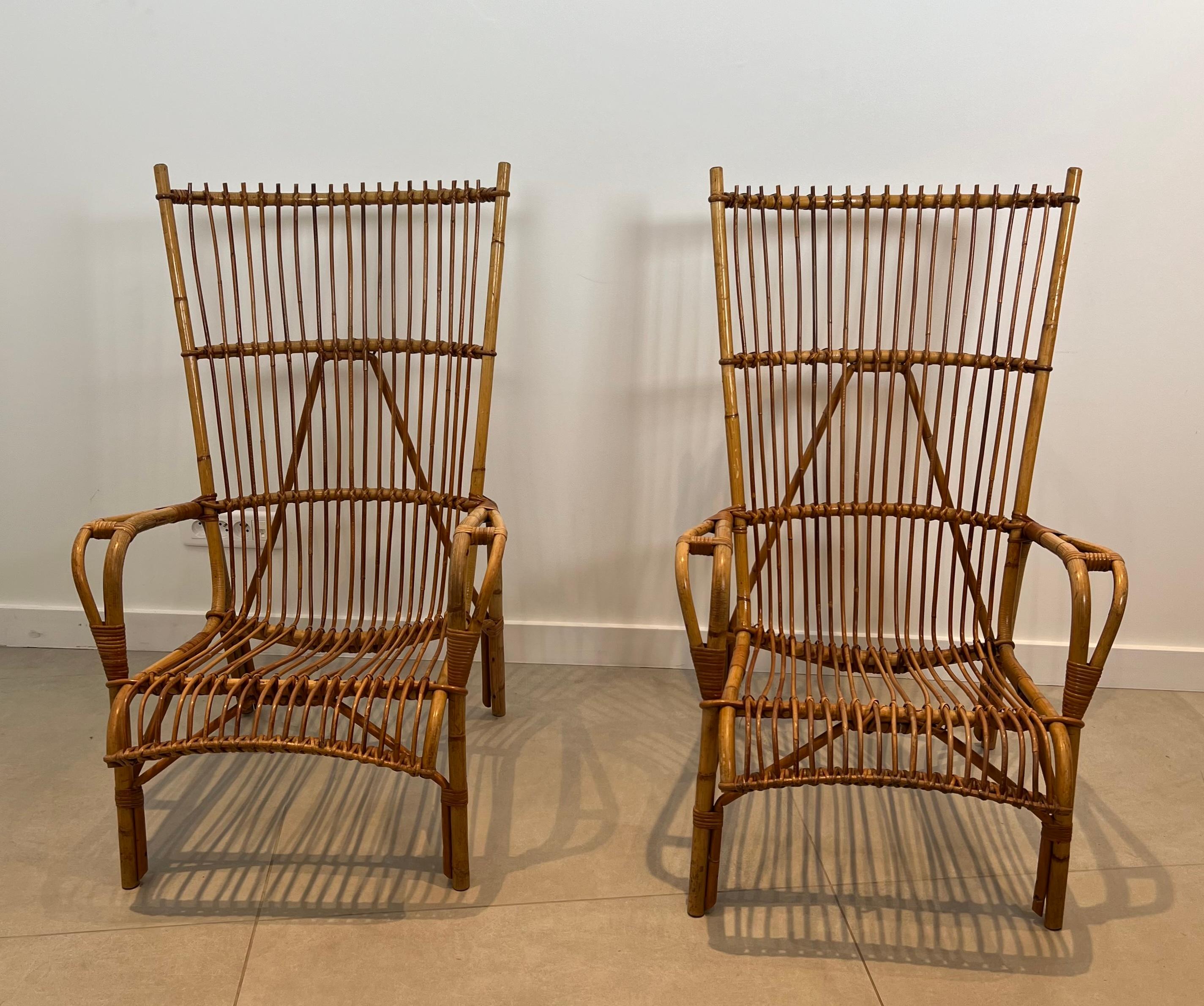 Dieses sehr schöne und ungewöhnliche Paar von Design-Sesseln ist aus Rattan gefertigt. Dies ist ein französisches Werk. CIRCA 1950