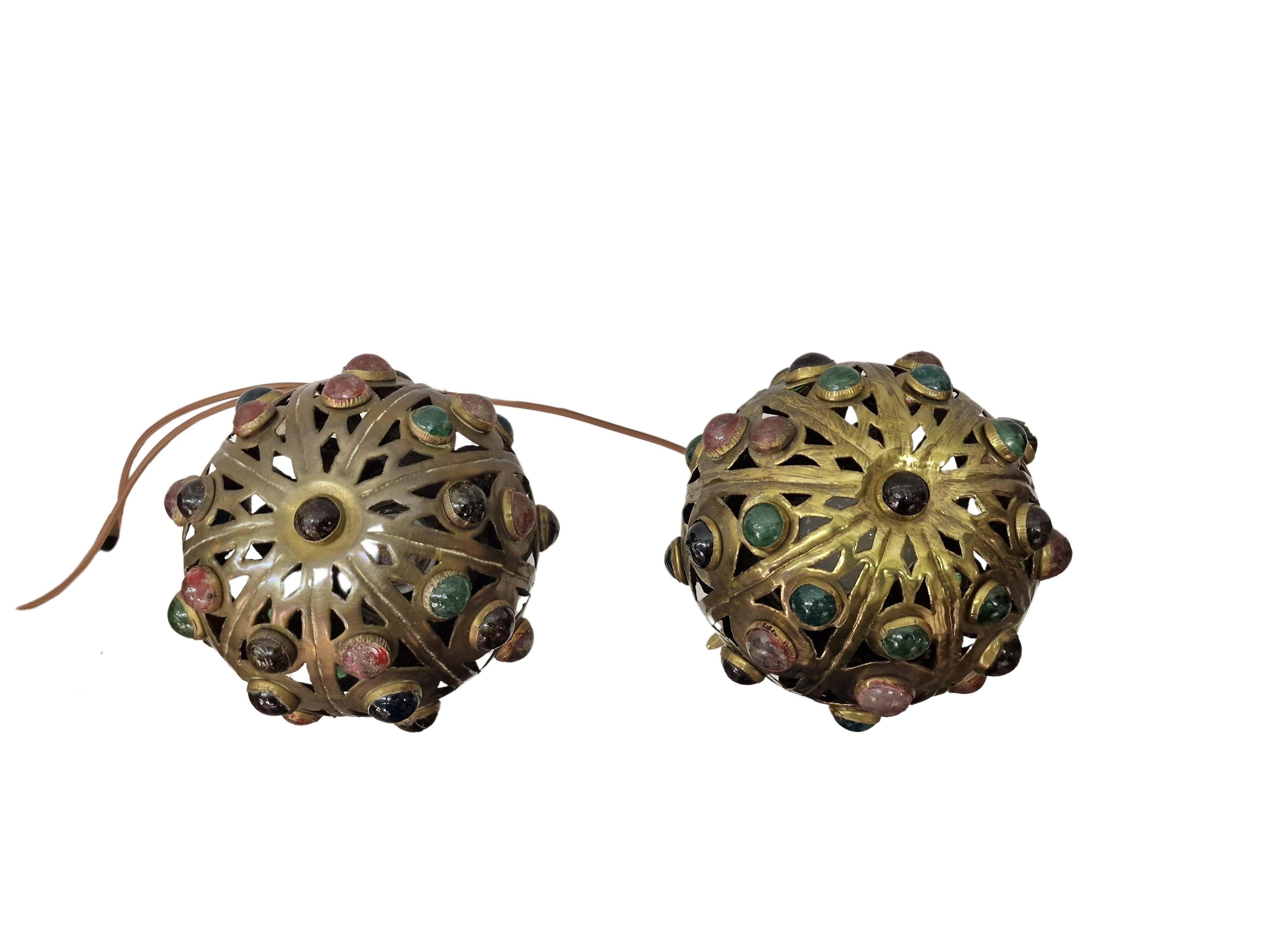 Mid-Century Modern Paire de lampes de table design, style oriental en pierres précieuses, laiton, milieu du siècle, Italie en vente