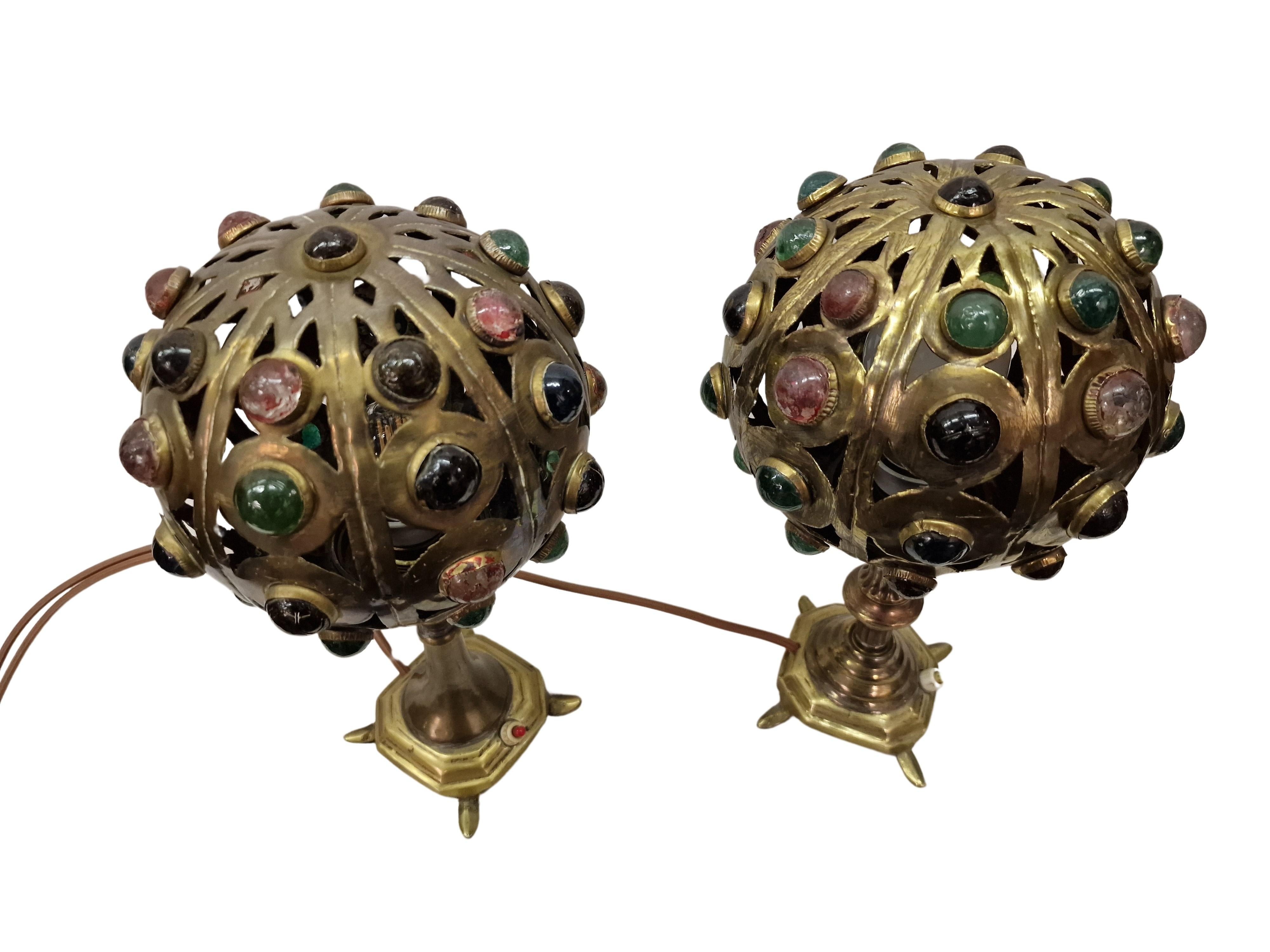 Laiton Paire de lampes de table design, style oriental en pierres précieuses, laiton, milieu du siècle, Italie en vente