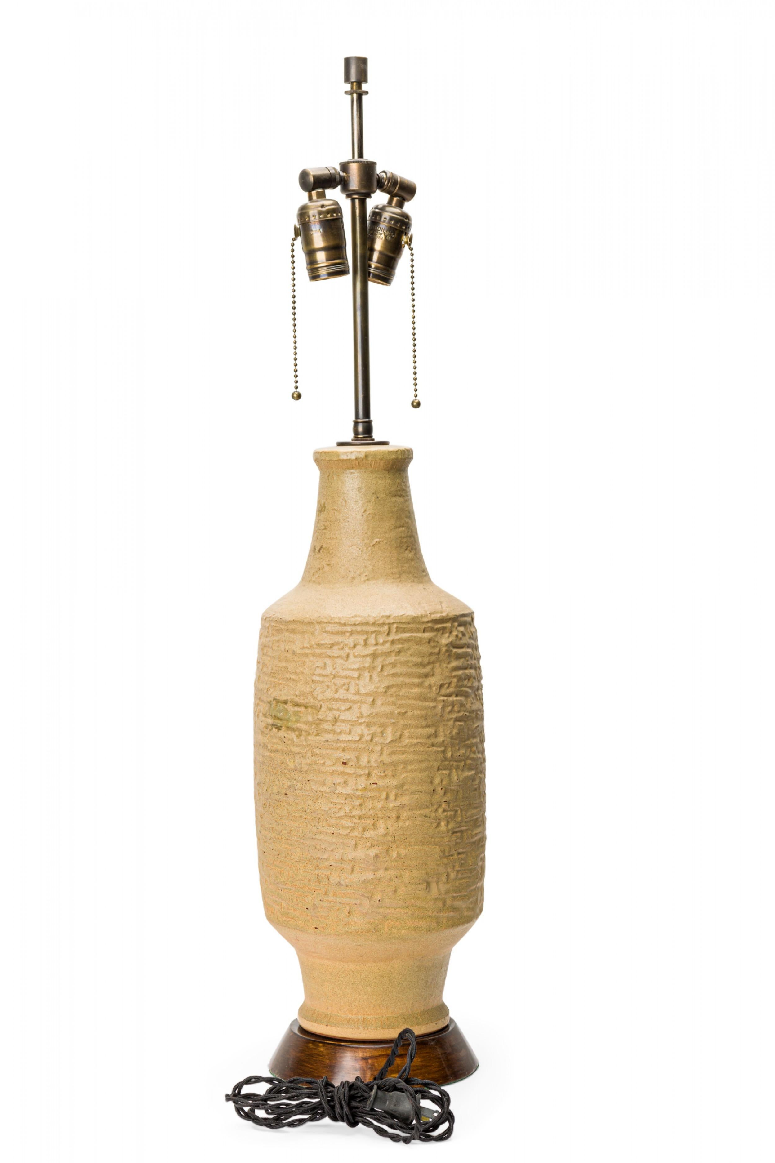 Mid-Century moderno Coppia di lampade da tavolo in ceramica beige testurizzata di Design Technics del metà del secolo scorso in vendita
