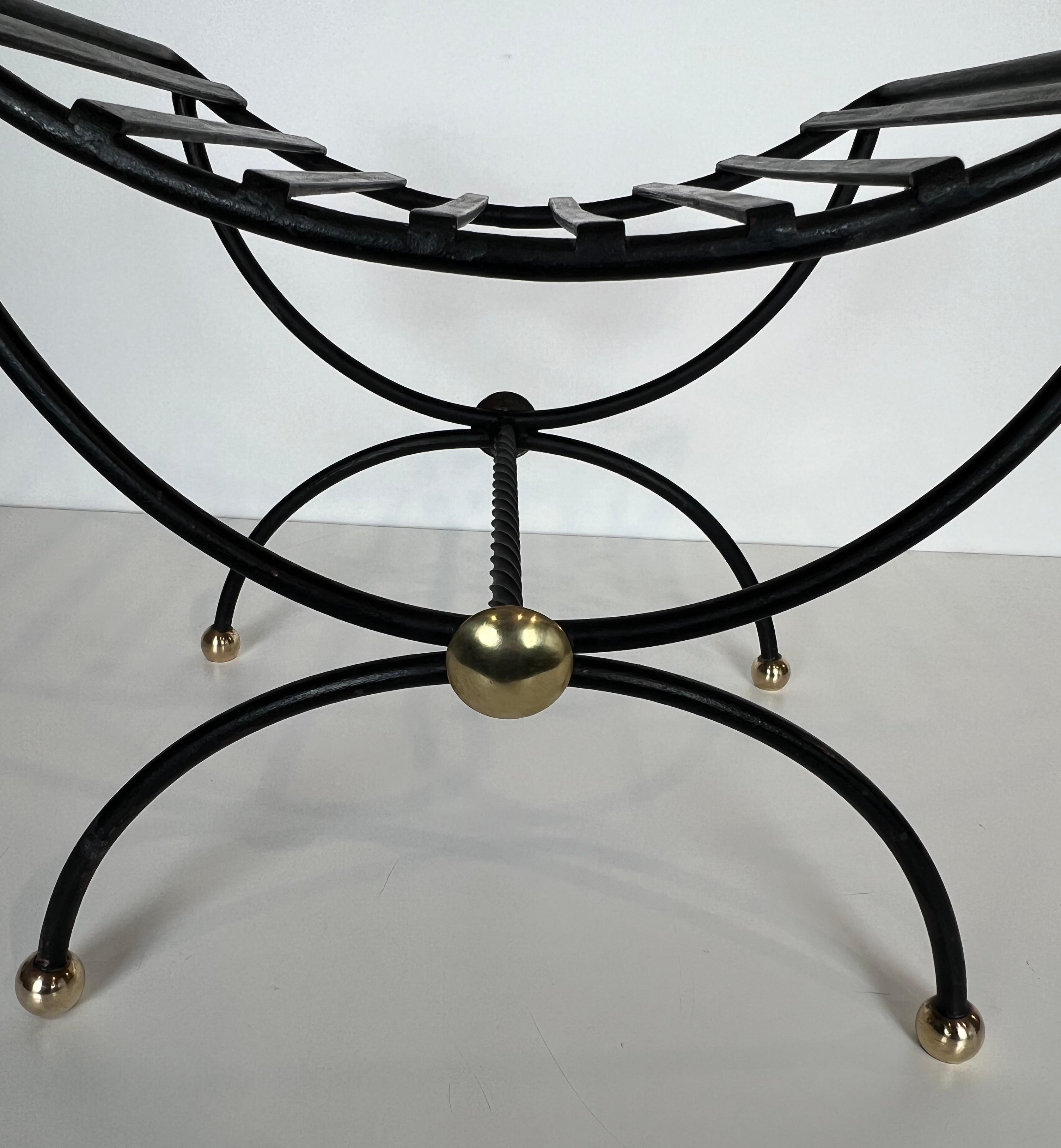Paire de tabourets Curule Design en fer forgé et laiton en vente 3