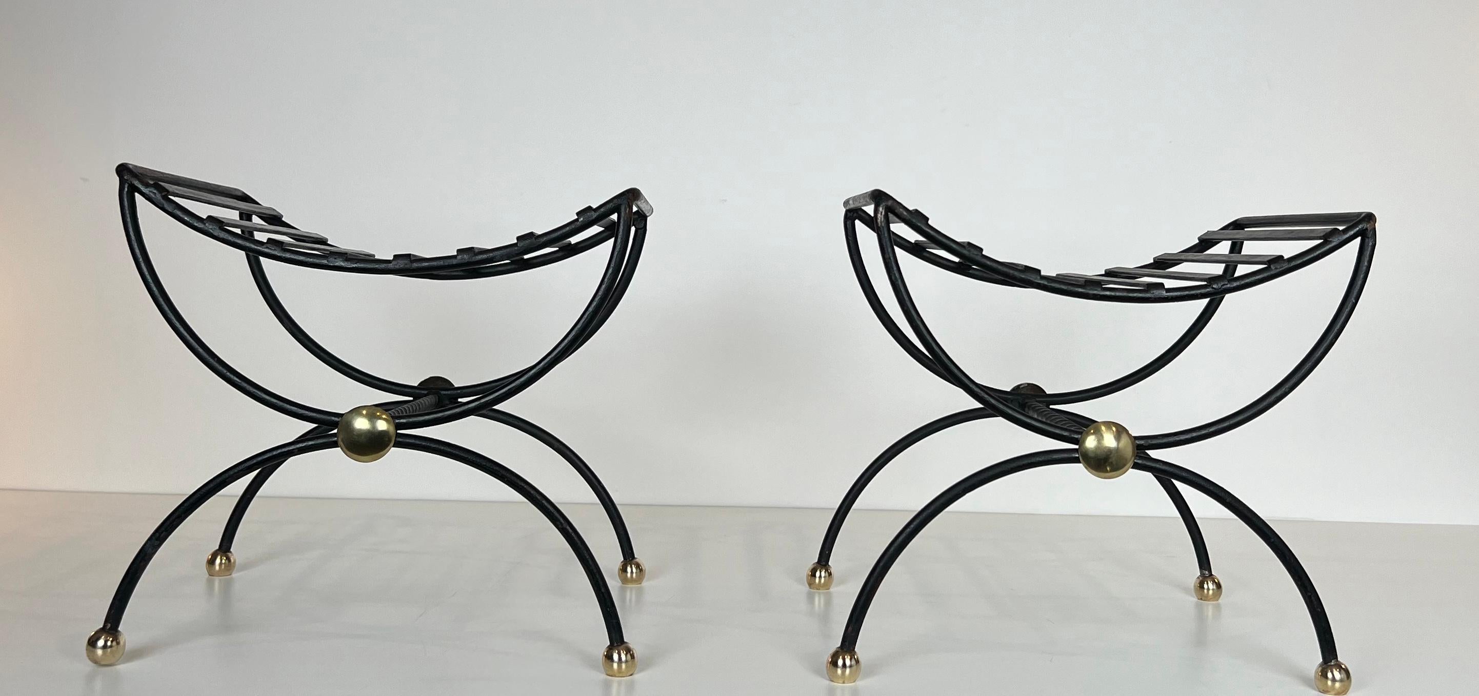 Paire de tabourets Curule Design en fer forgé et laiton en vente 6