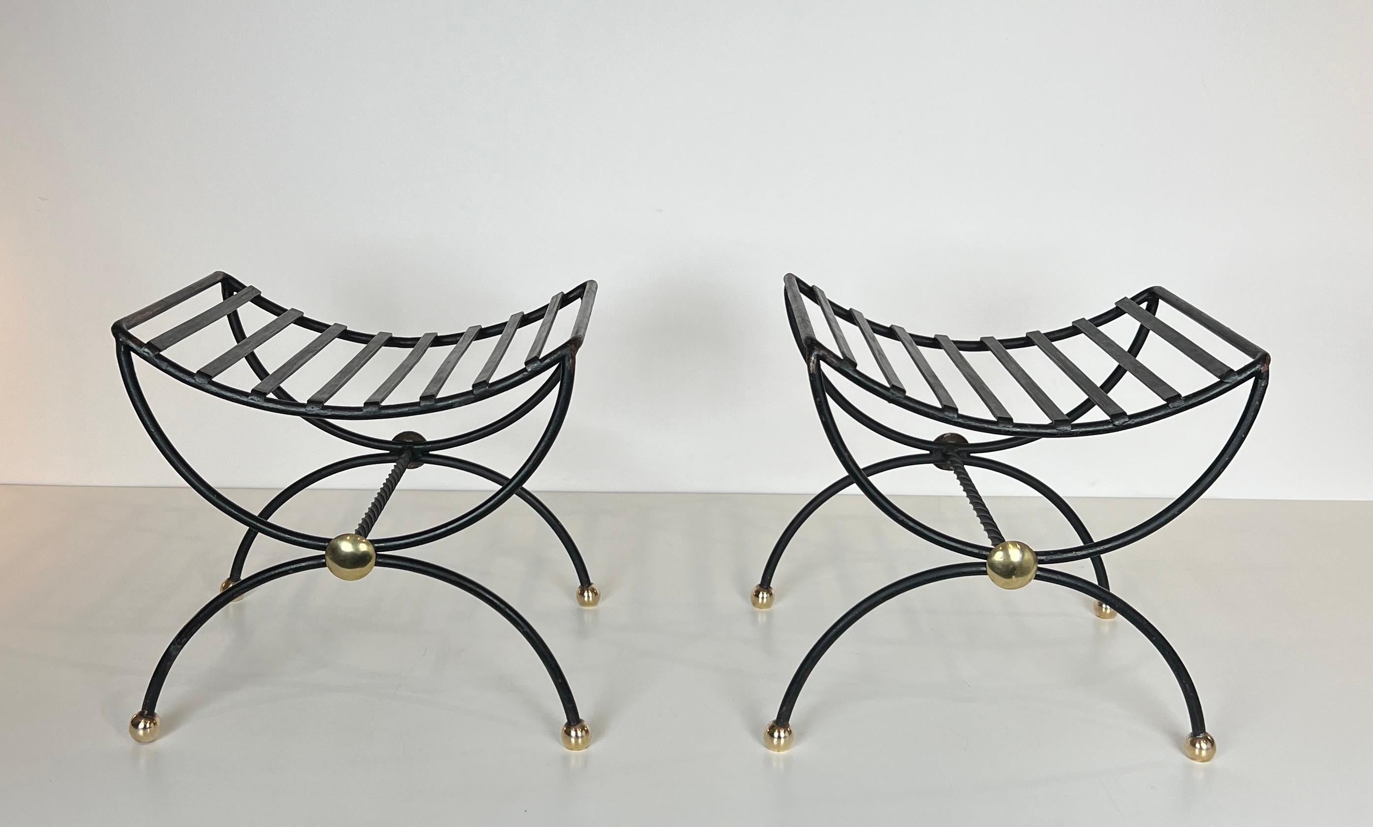 Cette paire de tabourets design Curule est réalisée en fer forgé. Il s'agit d'un ouvrage français. Vers 1950. 