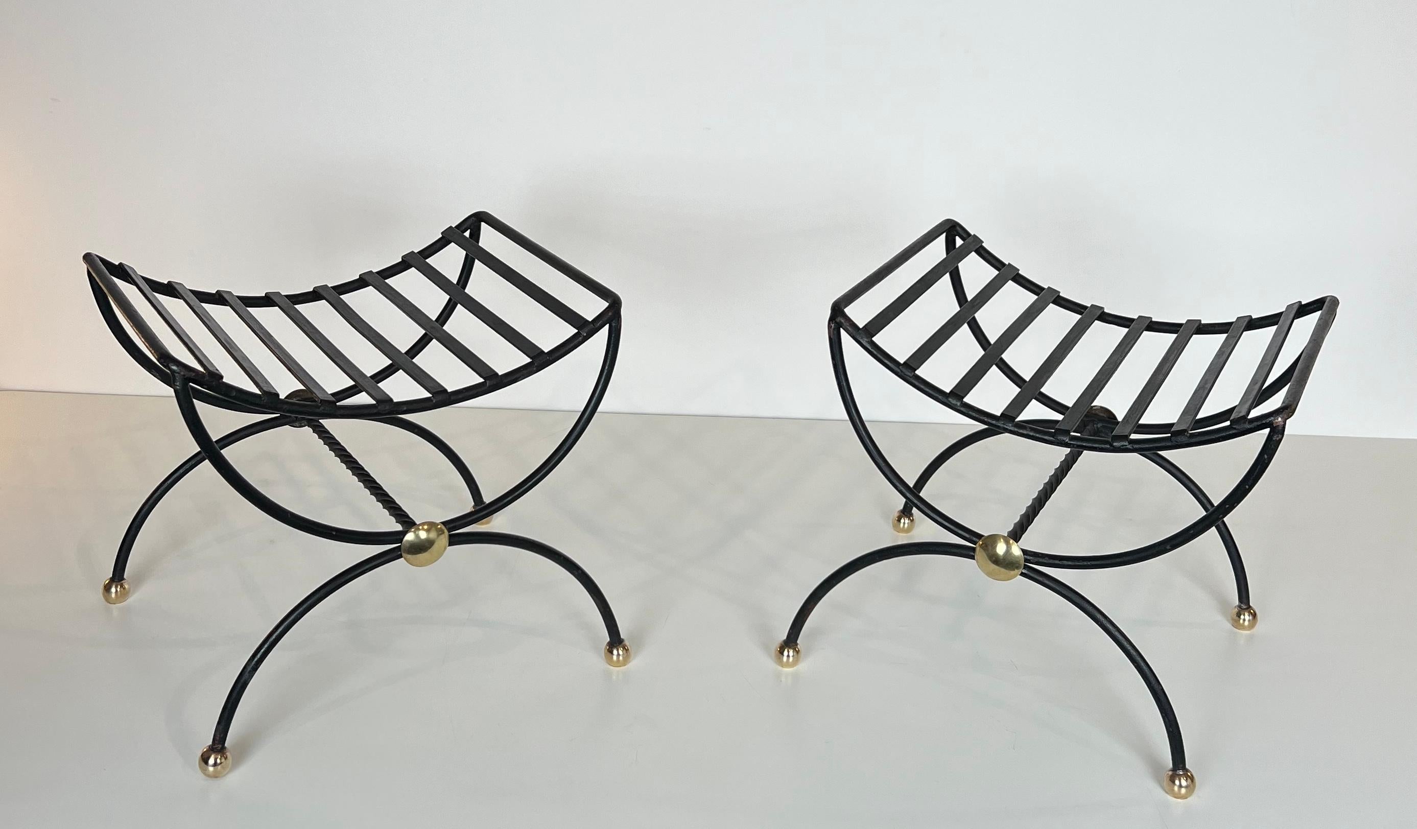Mid-Century Modern Paire de tabourets Curule Design en fer forgé et laiton en vente