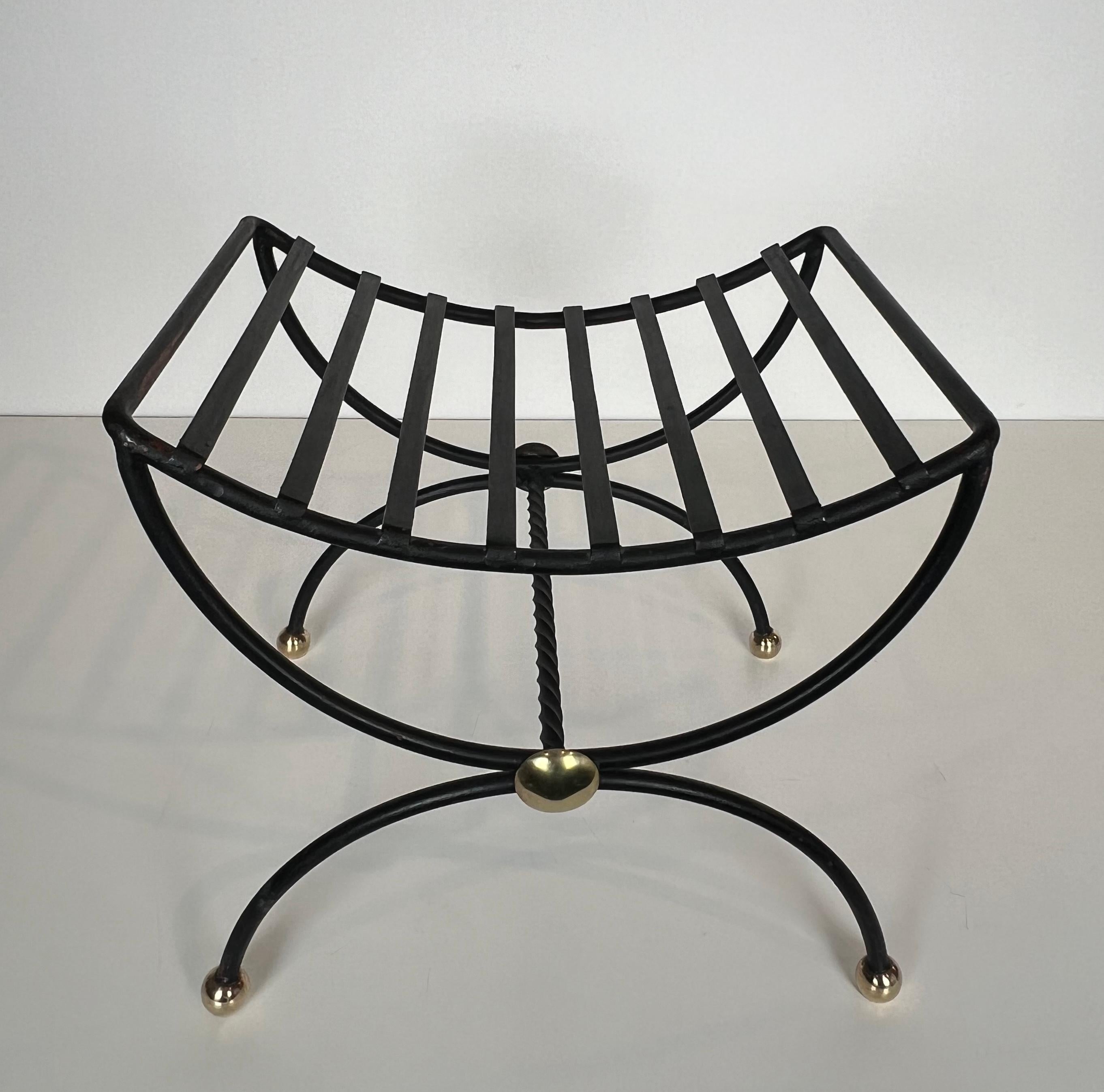Français Paire de tabourets Curule Design en fer forgé et laiton en vente