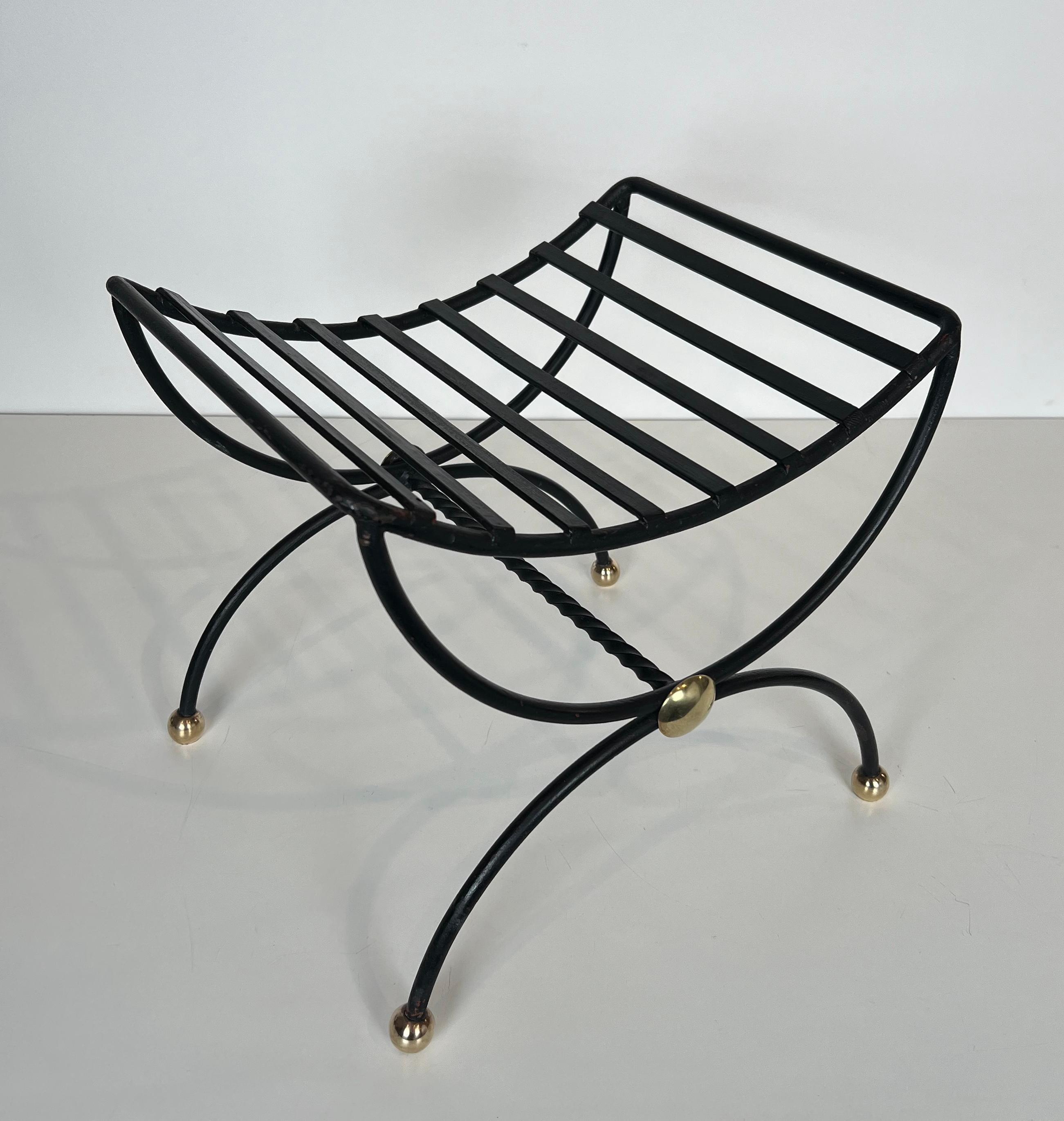 Milieu du XXe siècle Paire de tabourets Curule Design en fer forgé et laiton en vente