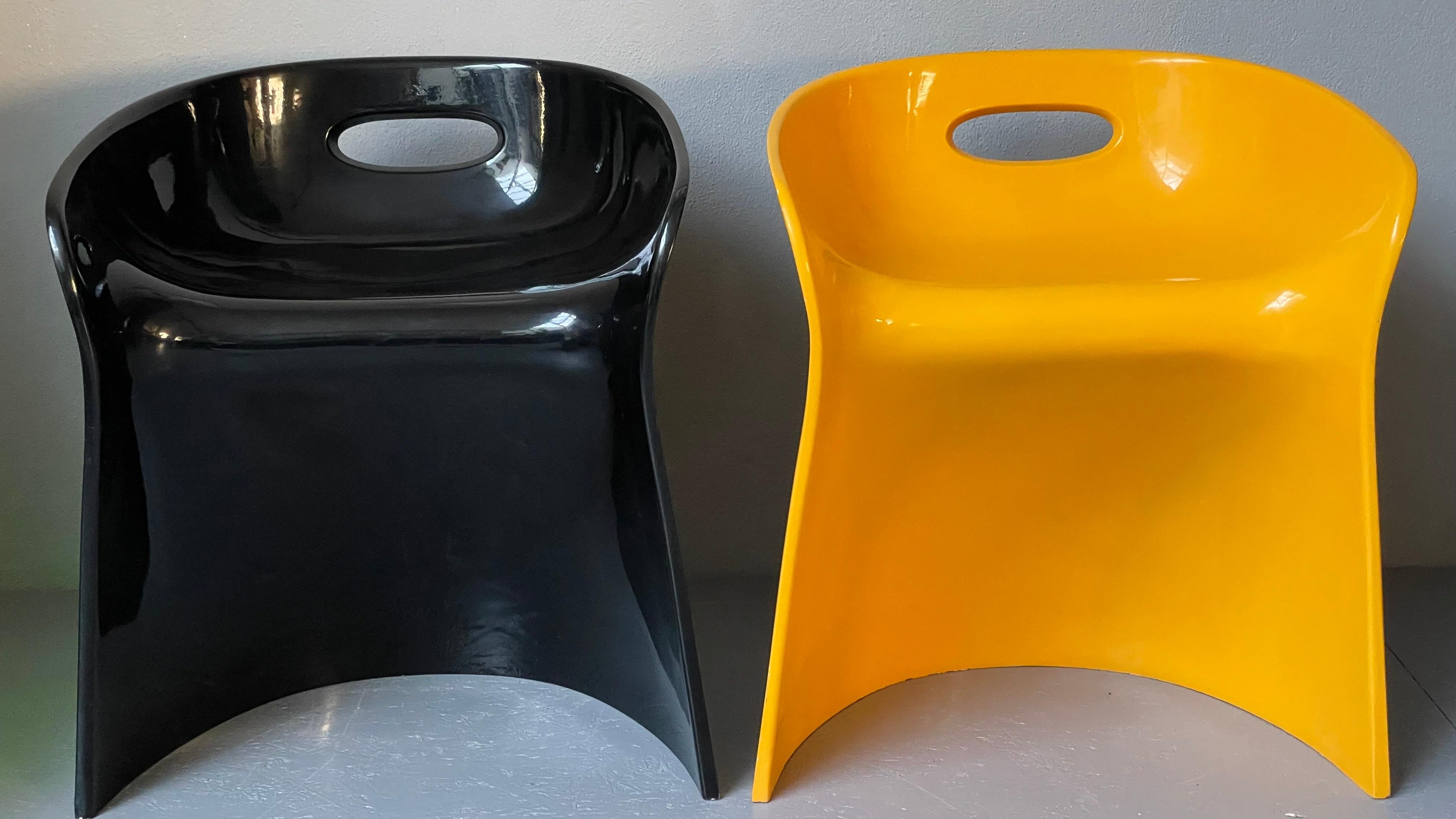Fai una dichiarazione audace con questa coppia di sedie Bowl di design, una in un elegante nero e l'altra in un vivace giallo, che combina uno stile iconico con un comfort moderno.