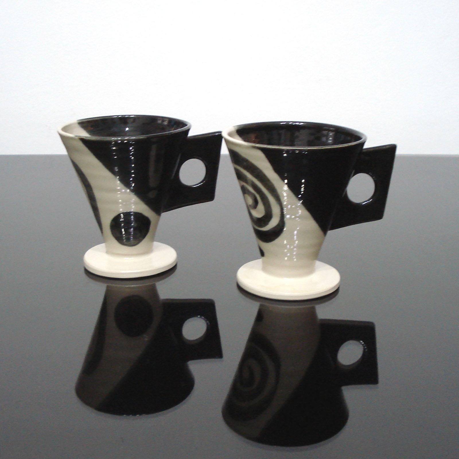 Gorgeous pair of ceramic mugs designed by the Swedish artist Margot Öjemark.
Black and cream are the two colors that form the exquisite glaze that covers the pair.
The modern and friendly shape as well the associated colors in decent tones are