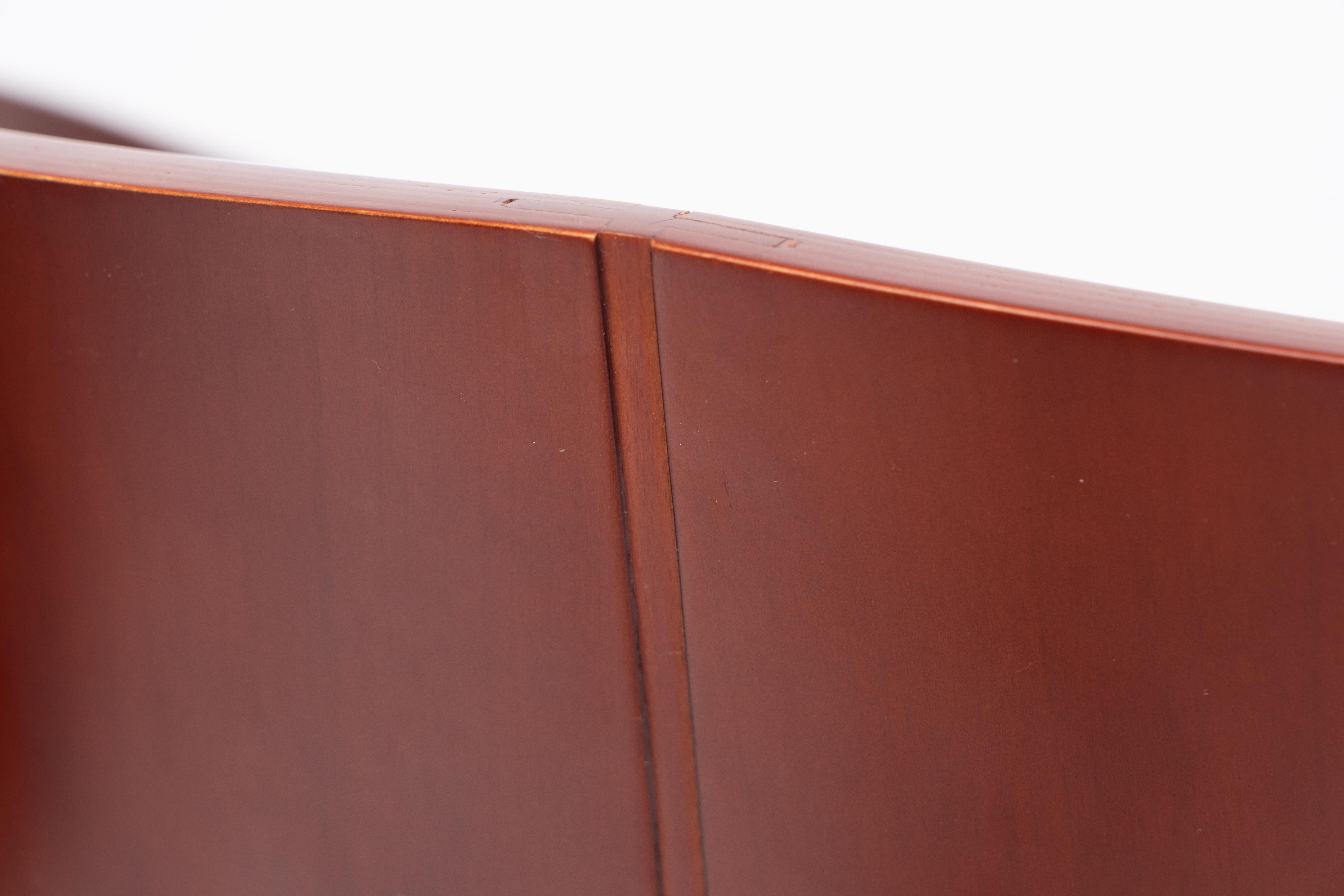 Paar italienische Designer-Stühle aus geformtem Holz und poliertem Chrom (Moderne der Mitte des Jahrhunderts)