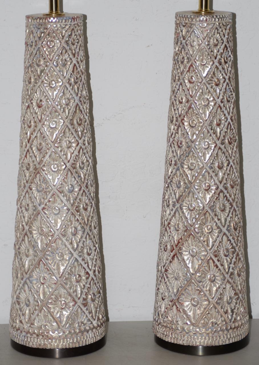 Paar Designer-Tischlampen von James Mont, 20. Jahrhundert

Wunderschöne Lampen aus Steingut mit floralem Muster in einer sich verjüngenden zylindrischen Form.

Die Lampen messen: 6