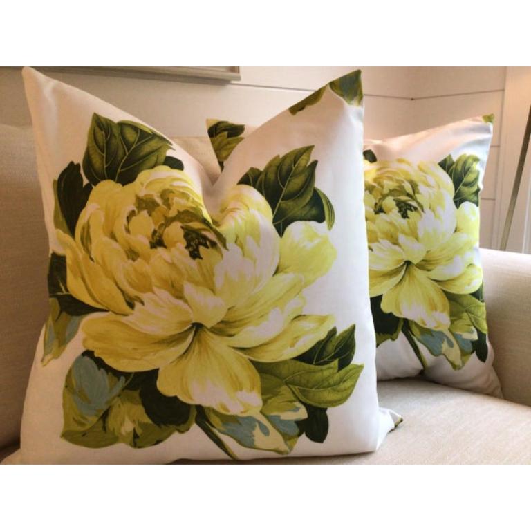Da Design/One, il tessuto Charlottenberg Chartreuse presenta rose New Style con un'atmosfera romantica e allo stesso tempo audace. In un ricco giallo verde e verde intenso, su uno sfondo di cotone bianco. Gli incredibili dettagli non ti deluderanno.