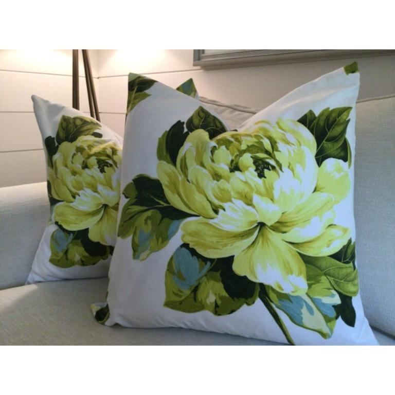 Hollywood Regency Coppia di cuscini floreali in piuma d'oca della Designer's Guild Charlottenburg in vendita