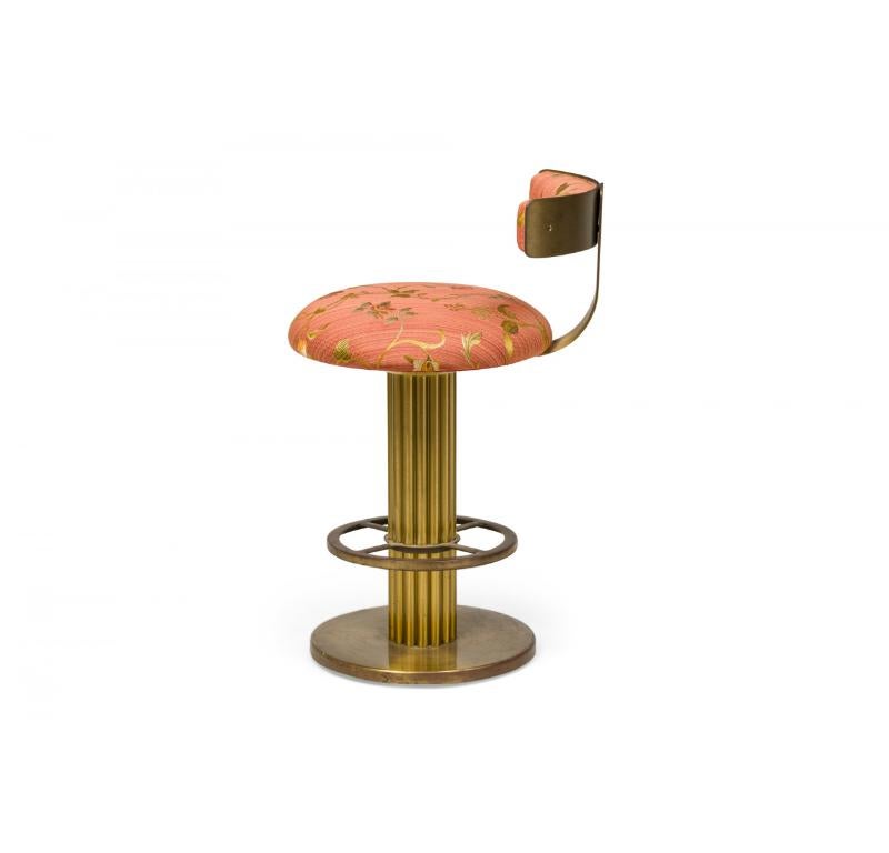 Américain Paire de tabourets de bar pivotants à colonnes cannelées et tapissés de fleurs Designs for Leisure en vente