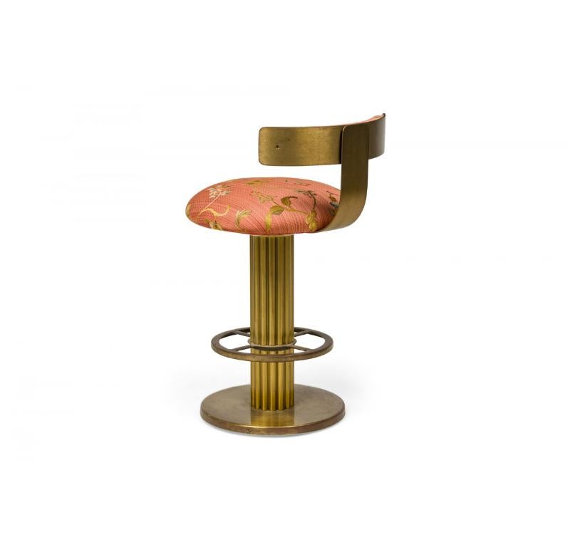 Fait main Paire de tabourets de bar pivotants à colonnes cannelées et tapissés de fleurs Designs for Leisure en vente