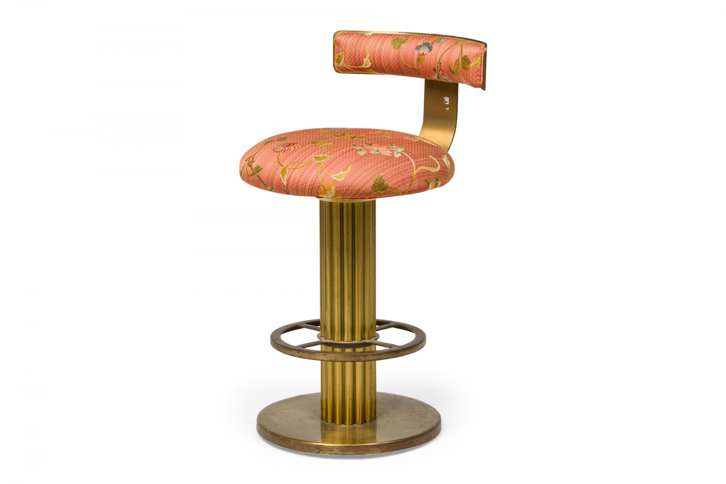 Mid-Century Modern Paire de tabourets de bar pivotants à colonnes cannelées et tapissés de fleurs Designs for Leisure en vente