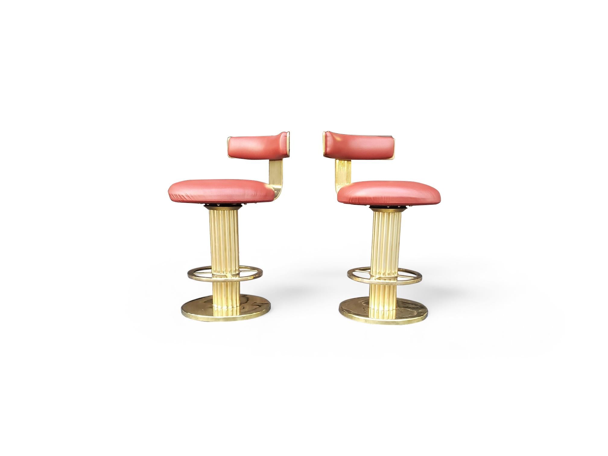 Pair of Designs for Leisure Fluted Column Leather Upholstered Swivel Bar Stools In Good Condition For Sale In Middlesex, NJ
