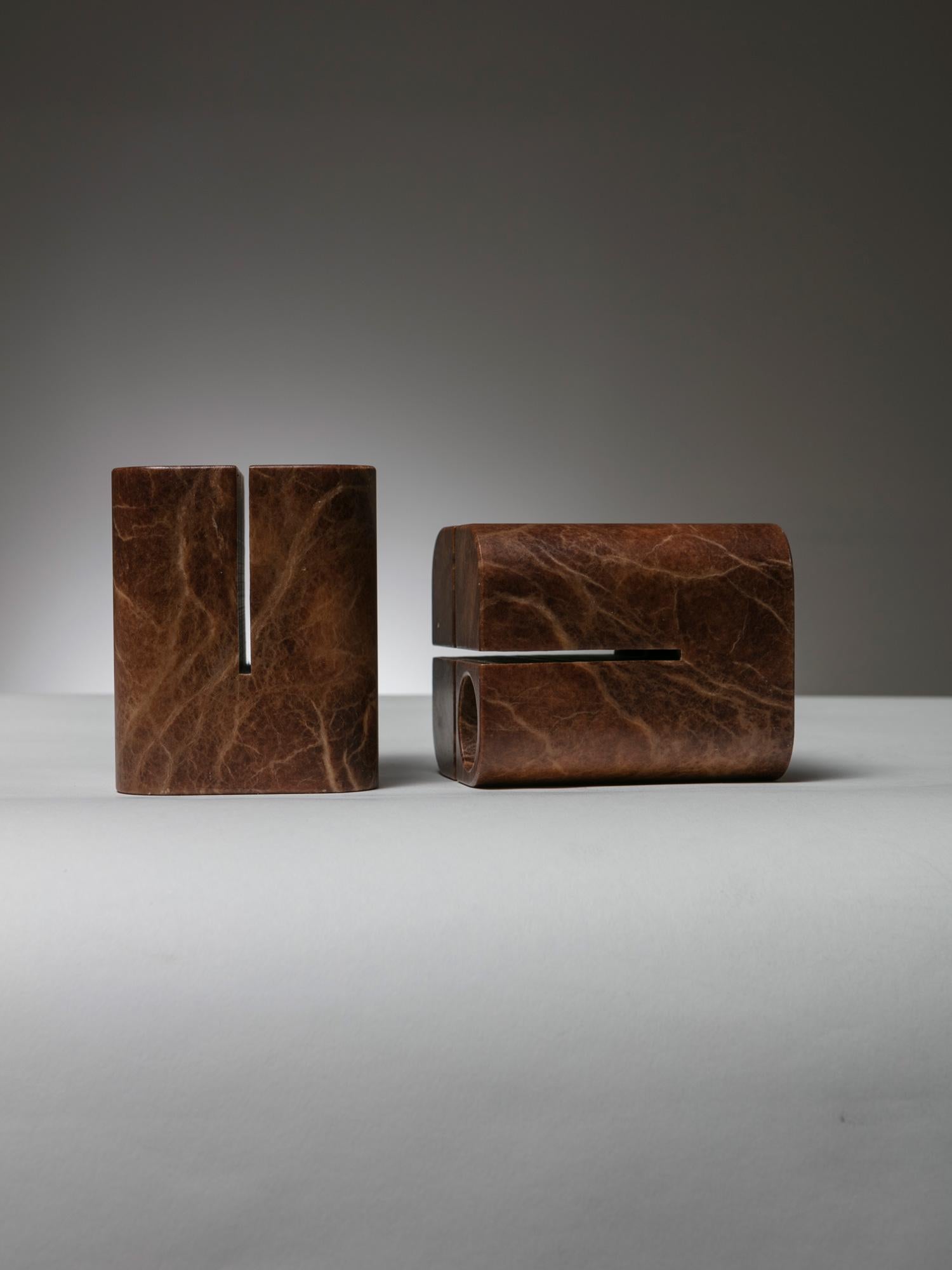 Set of two-stone pieces by Lelo Cremonesi.
Two orthogonal cuts and a round hole for several possible functions.