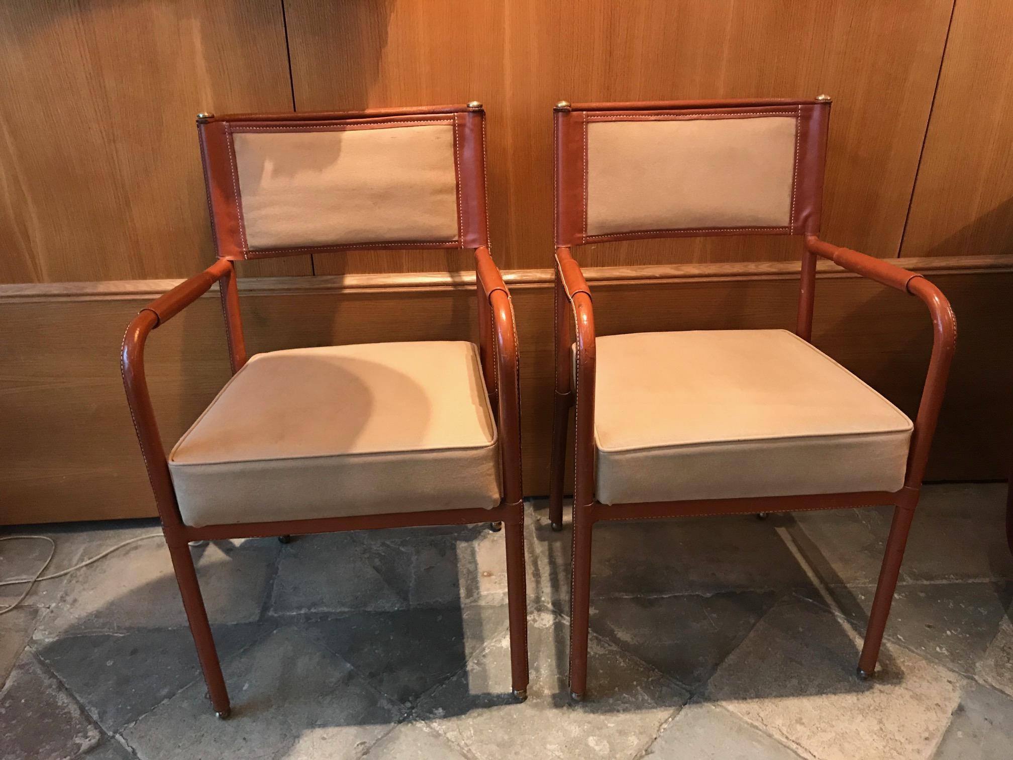 Pair of desk armchairs by Jacques Adnet, France, 1950s.
Metal structure, fauve leather, beige fabric.