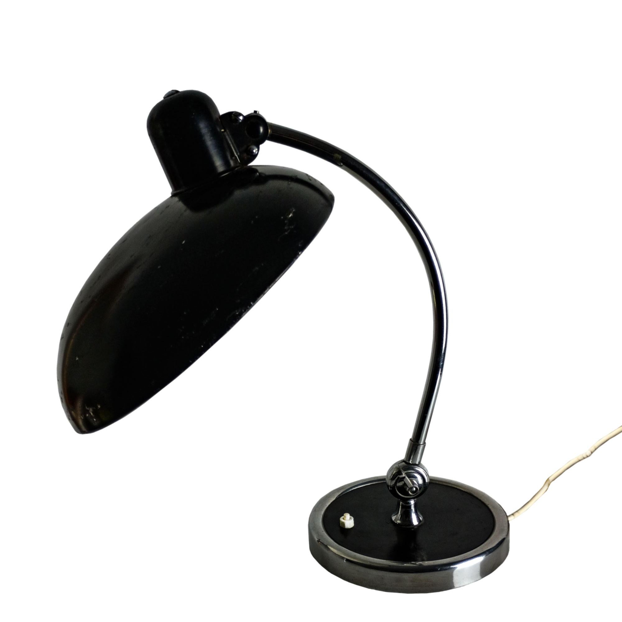 Coppia di lampade da scrivania in acciaio nichelato e lamiera laccata nera, regolazione dell'inclinazione sulla base e sul paralume. Tracce di ossidazione e vernice mancante.

Modello: Presidente 6631

Design/One di Christian Dell.

Fabbricante