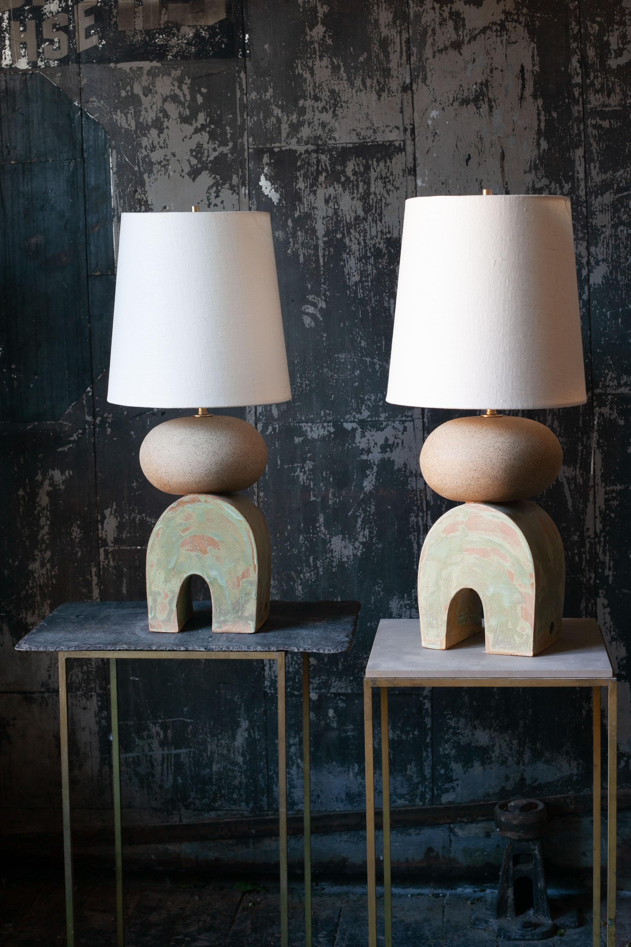 Moderne Paire de lampes de table Devoe - Céramique contemporaine faite à la main, sculpture postmoderne