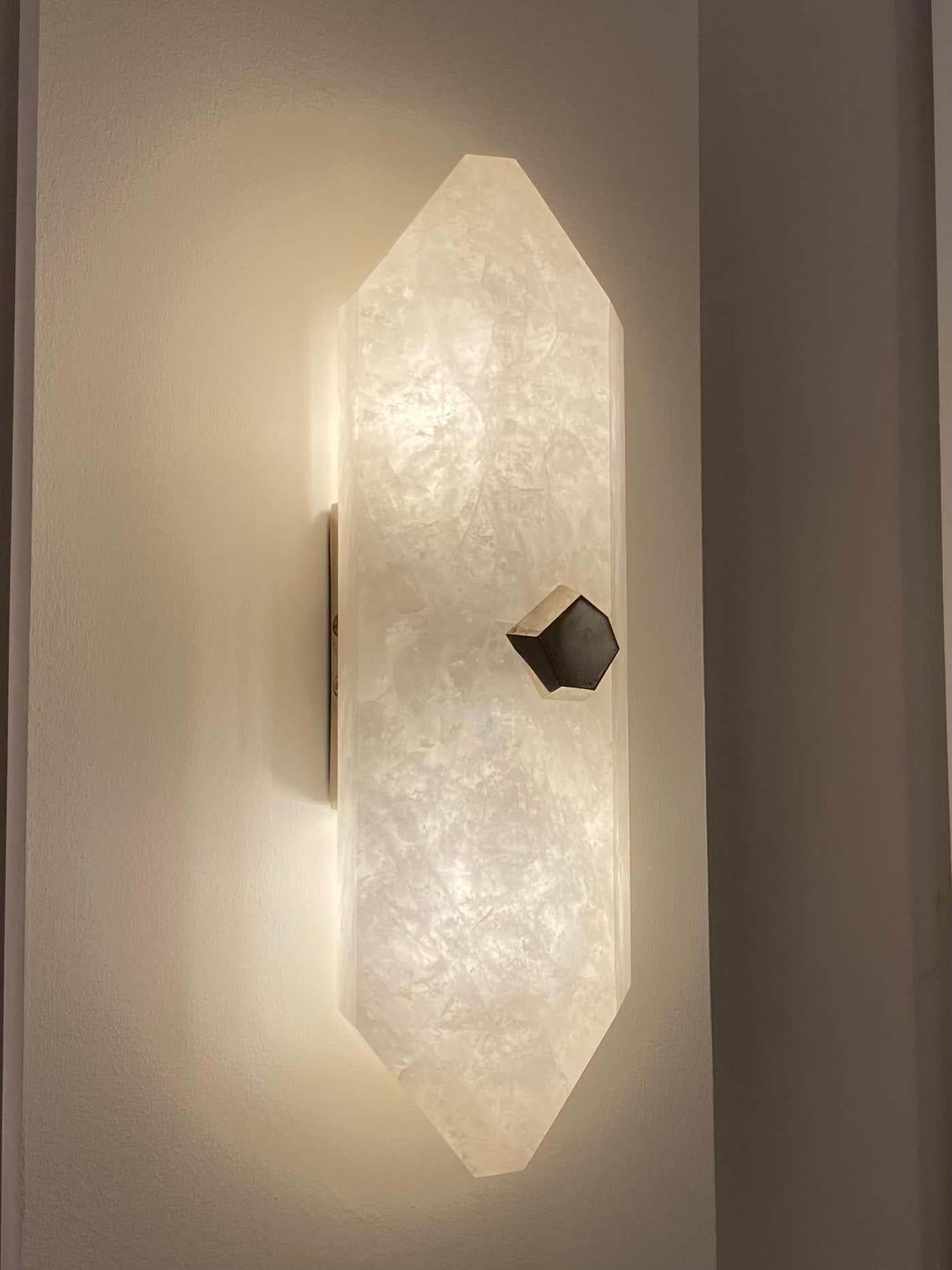 Ein Paar Bergkristall-Leuchten in Diamantform mit polierter Nickeloberfläche. Jede Leuchte mit zwei E26-Fassungen. Insgesamt 120 W.