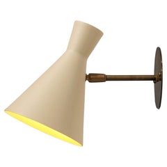 Paar moderne Diabolos-Wandleuchter aus Messing und lackiertem Metall