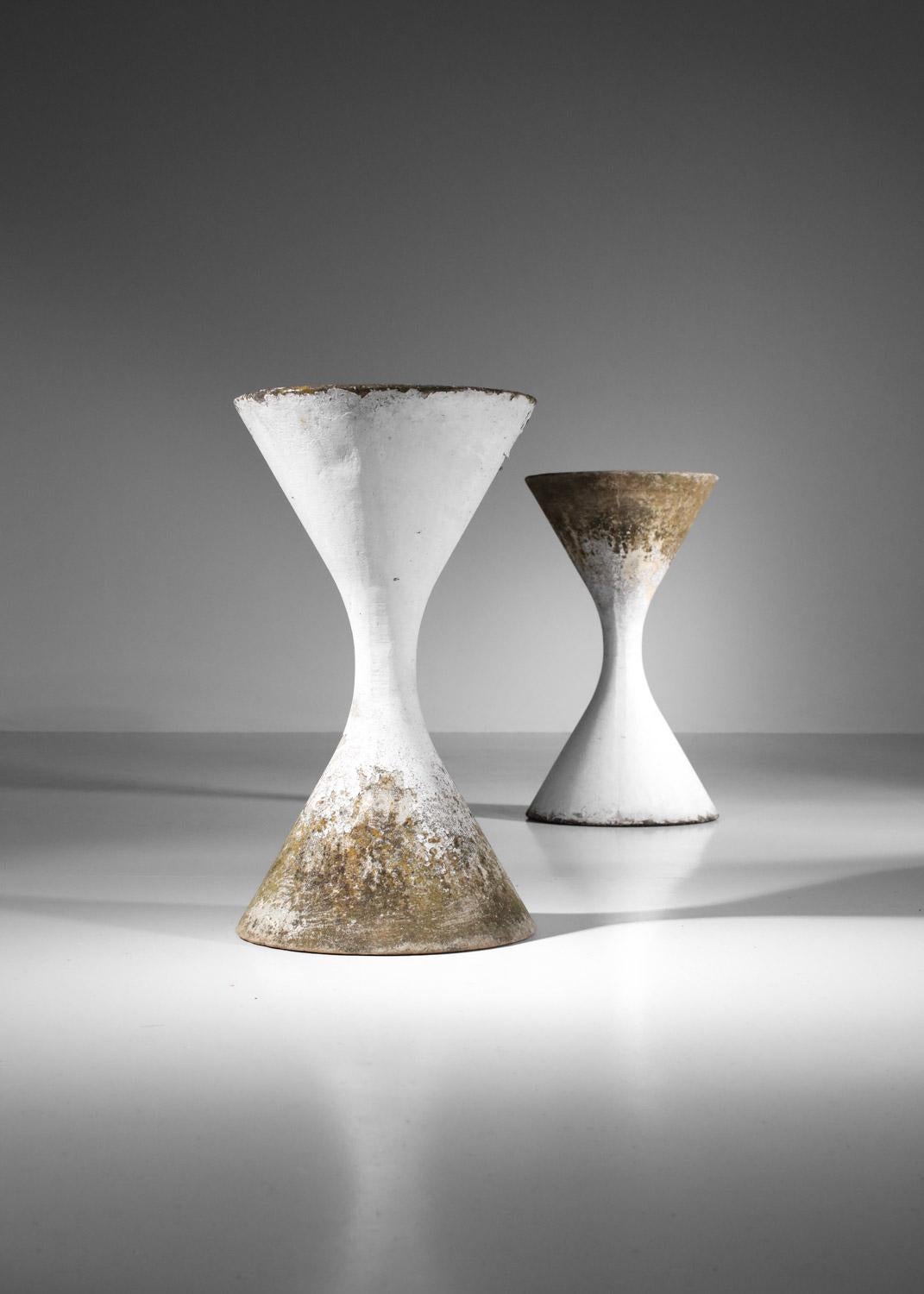 Pairs of “Diabolo” planters by Swiss designer Willy Guhl, produced by Eternite in the 1970s. Fiber cement structure, original white paint. Beautiful vintage condition, with a nice patina of age on the two planters that we wanted to keep as is (see