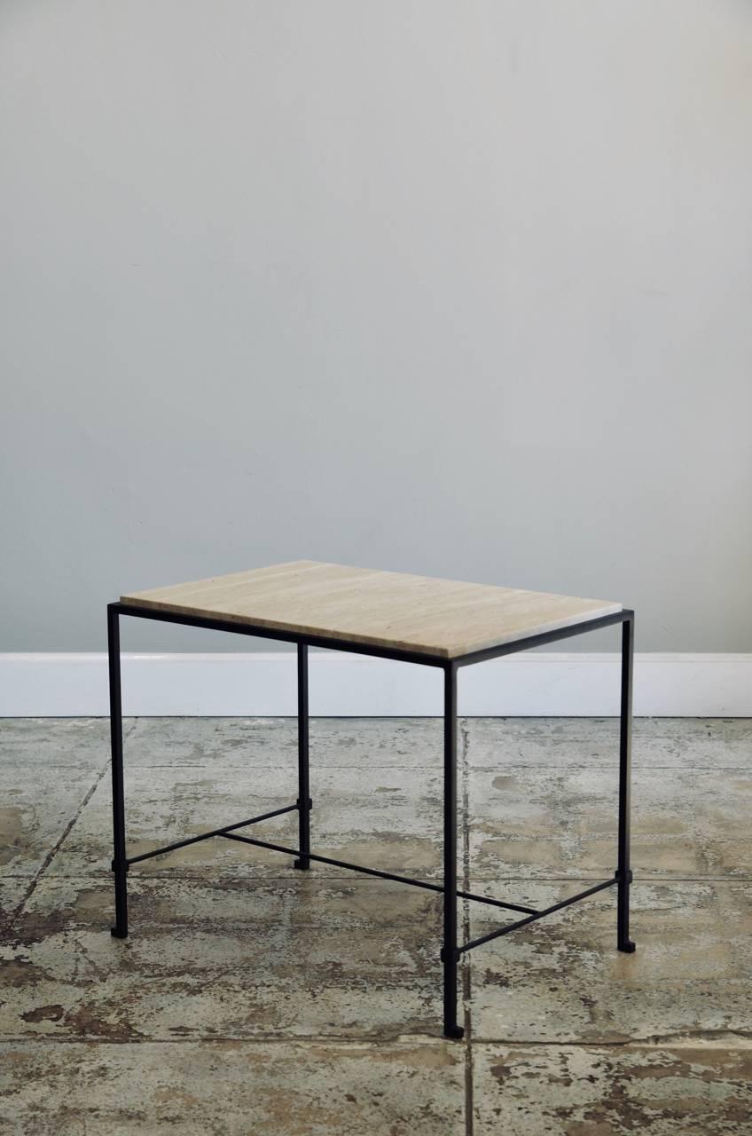Paar 'Diagramme'-Beistelltische aus Schmiedeeisen und Travertin von Design Frres (Neoklassisch) im Angebot