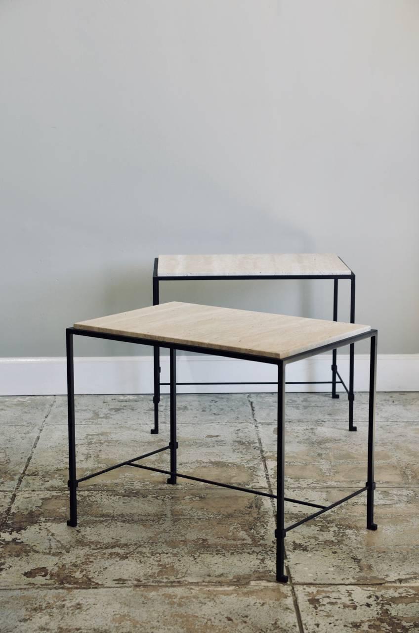 Paar 'Diagramme'-Beistelltische aus Schmiedeeisen und Travertin von Design Frres (Französisch) im Angebot
