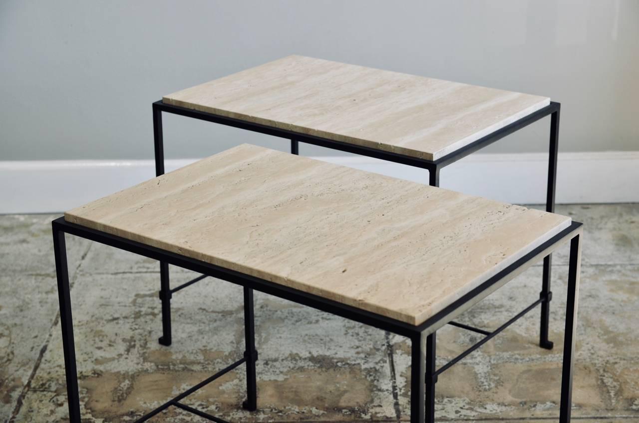 Paar 'Diagramme'-Beistelltische aus Schmiedeeisen und Travertin von Design Frres im Zustand „Hervorragend“ im Angebot in Los Angeles, CA
