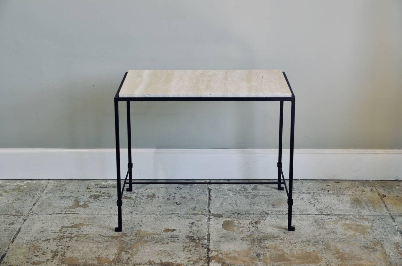 Paire de tables d'appoint 'Diagramme' en fer forgé et travertin de Design Frères.

Mesures : La barre inférieure est à 4,5 pouces du sol.