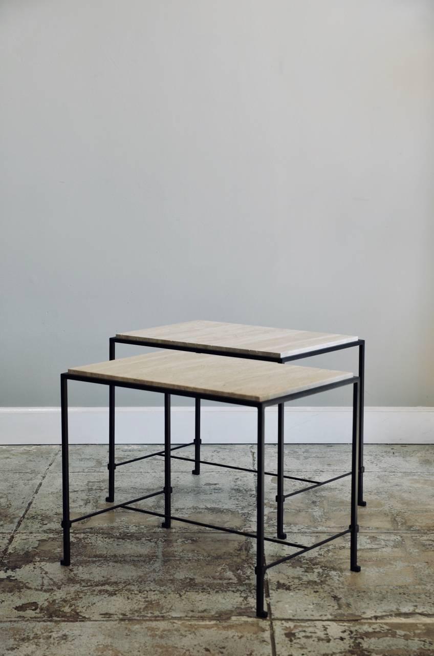Poli Paire de tables d'appoint « Diagramme » en fer forgé et travertin par Design Frères en vente