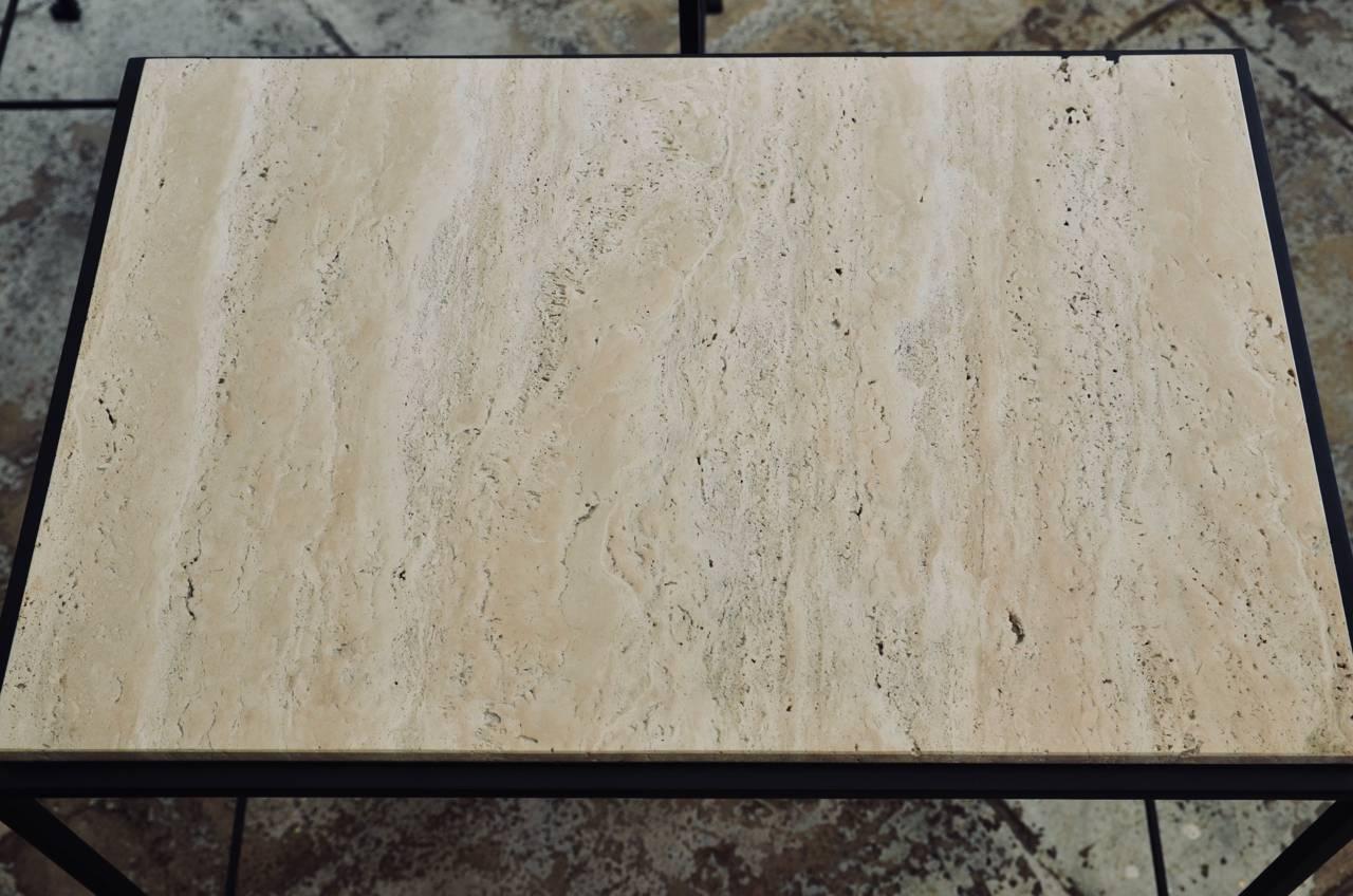 XXIe siècle et contemporain Paire de tables d'appoint « Diagramme » en fer forgé et travertin par Design Frères en vente