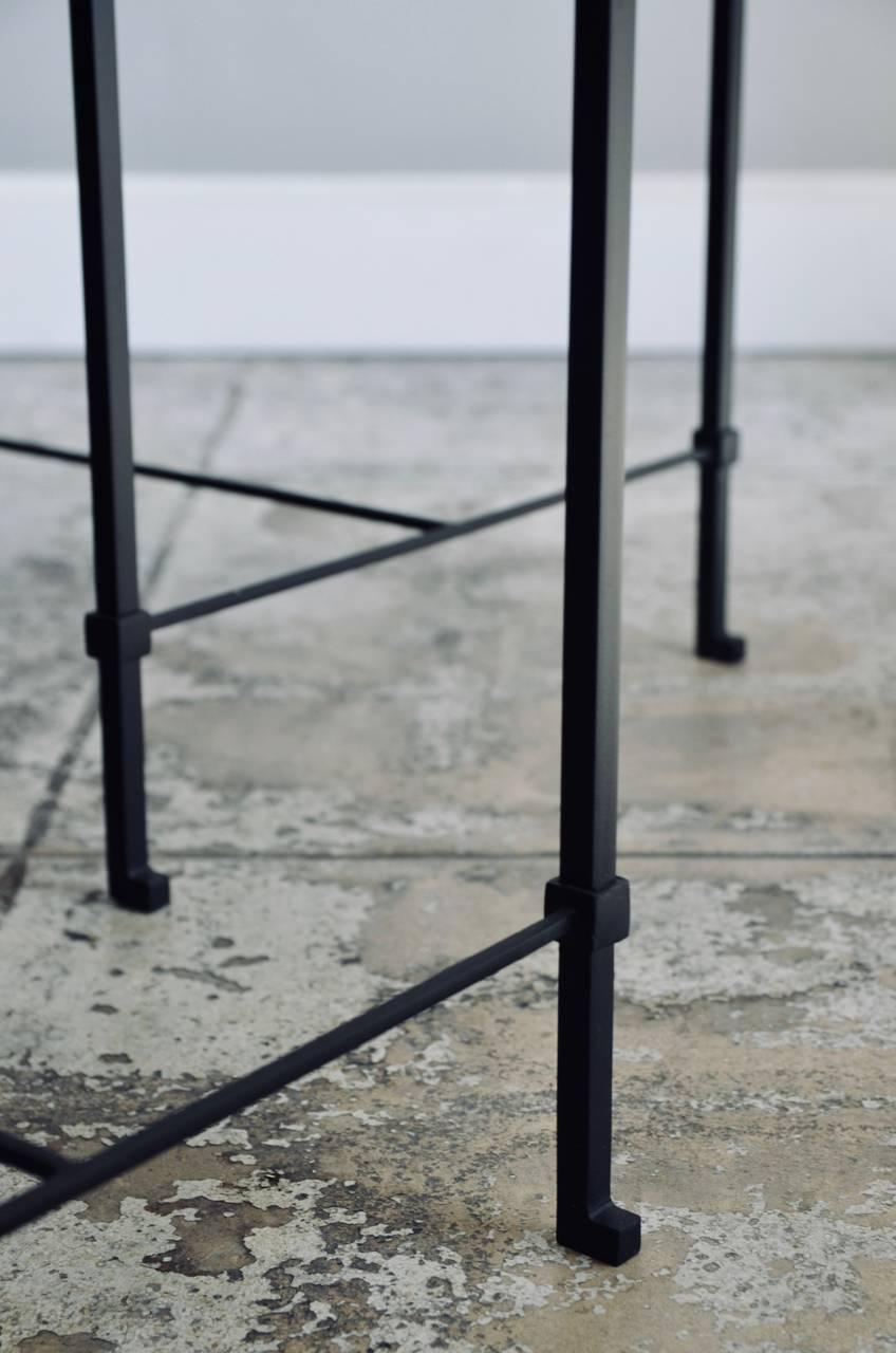 Paire de tables d'appoint « Diagramme » en fer forgé et travertin par Design Frères en vente 1