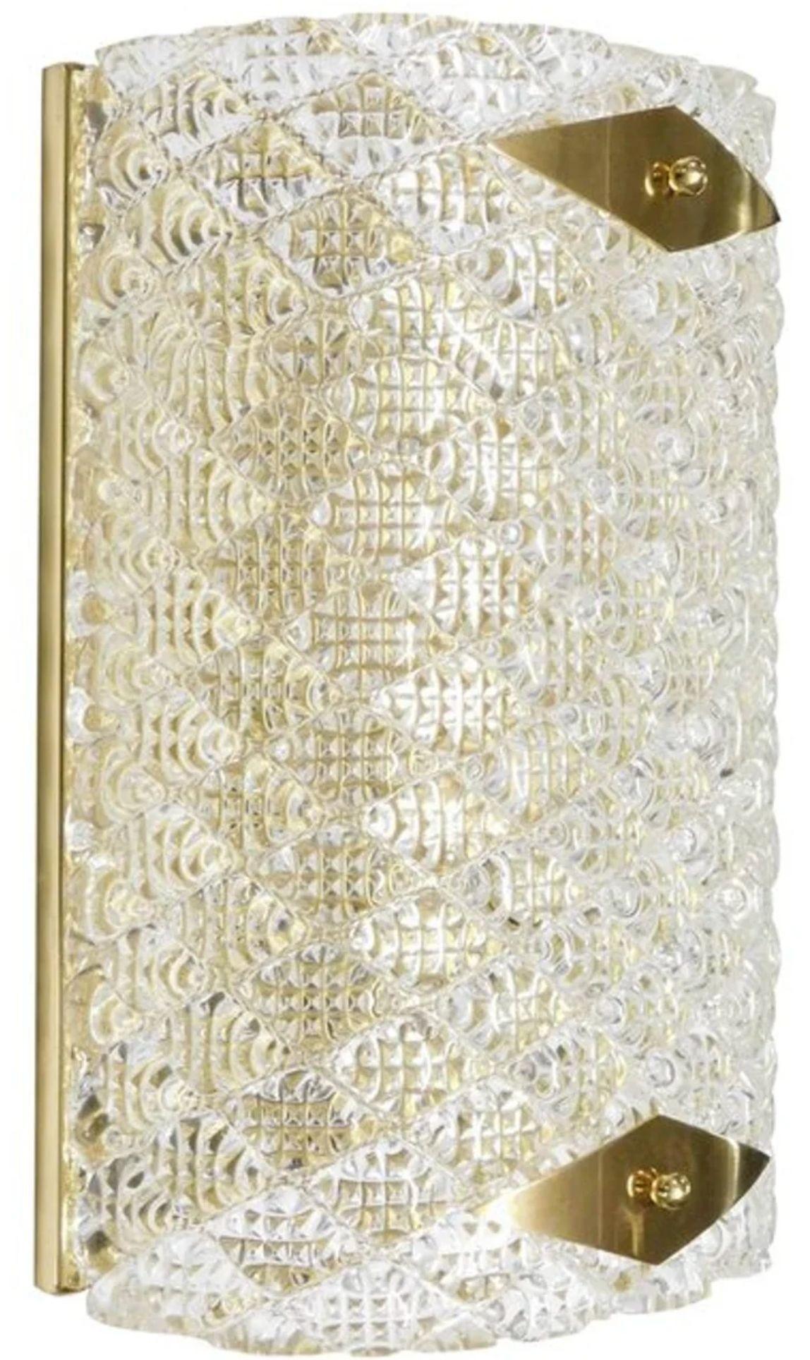 Impresionante par de apliques de pared o empotrables italianos, cada uno de ellos con cristal de Murano soplado transparente de intrincada textura con un diseño 