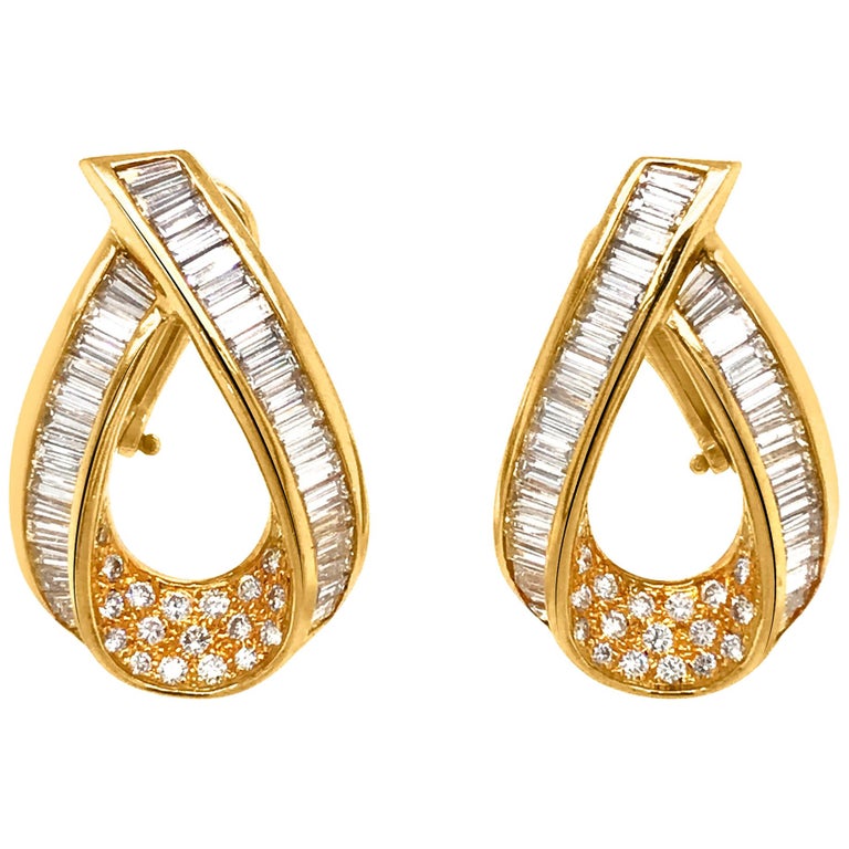 Pair of Diamond and 18 Karat Gold Loop-Shaped Earrings For Sale at 1stDibs