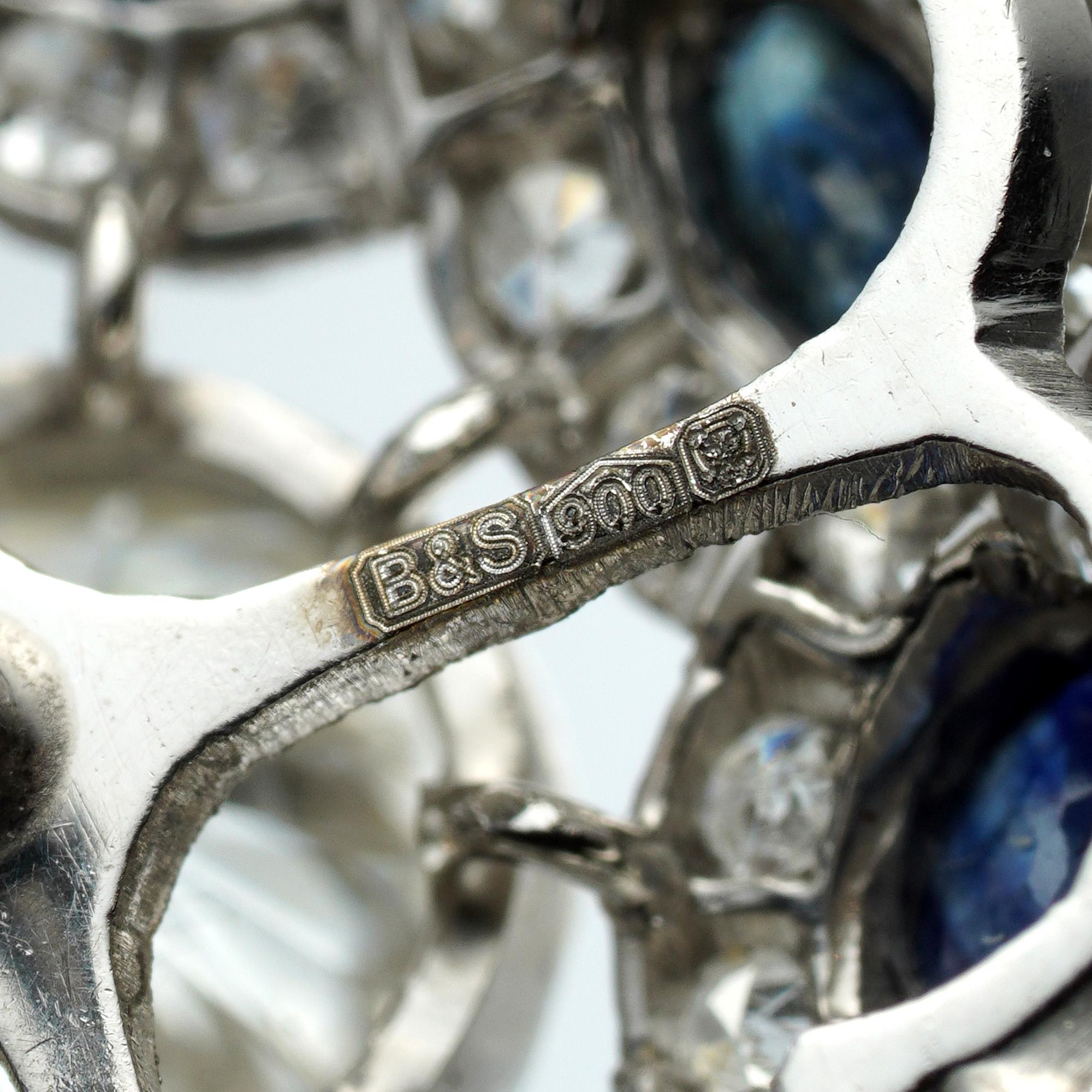 Paar Diamant- und Saphir-Cluster-Ohrringe im Zustand „Hervorragend“ im Angebot in London, GB