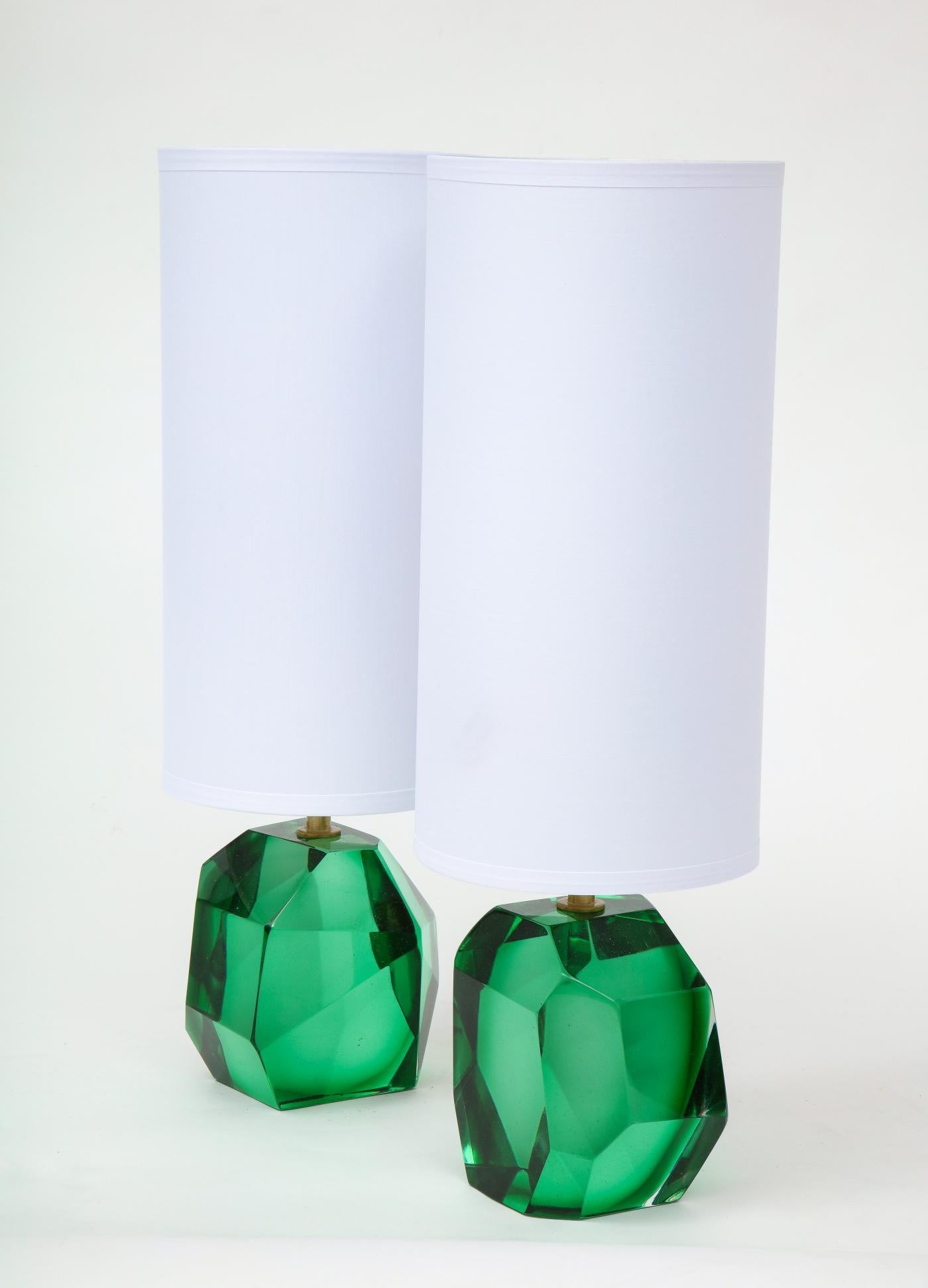 Einzigartiges Paar massiver facettierter Murano-Glas-Tischlampen in einer lebendigen und kräftigen smaragdgrünen Farbe mit einer goldfarbenen oder Messing-Armatur, schwer und solide. Hergestellt in Handarbeit in Murano, Italien, vom