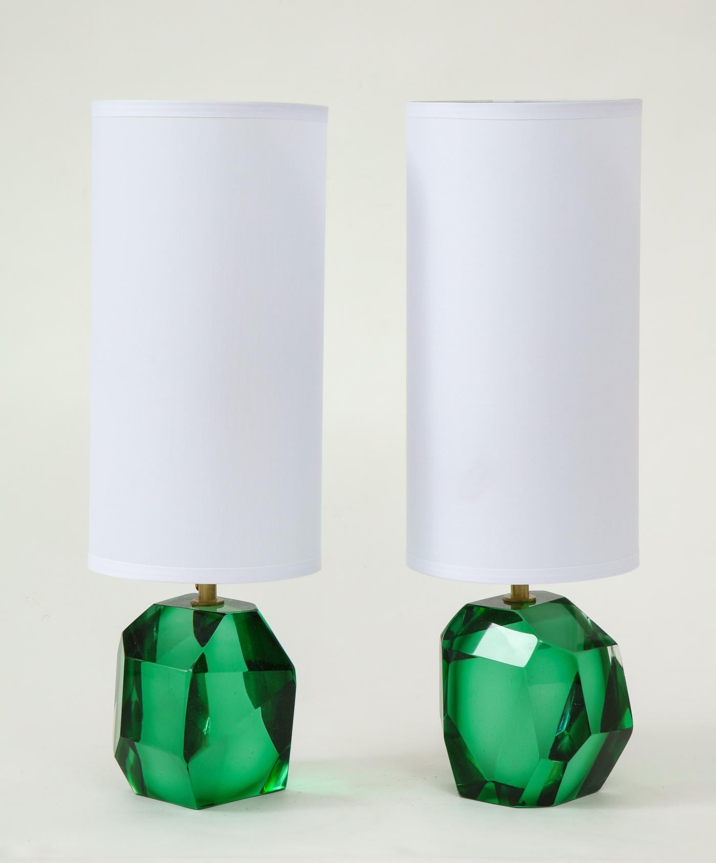 Paar facettierte smaragdgrüne Lampen aus massivem Muranoglas, signiert, Italien (Italienisch) im Angebot