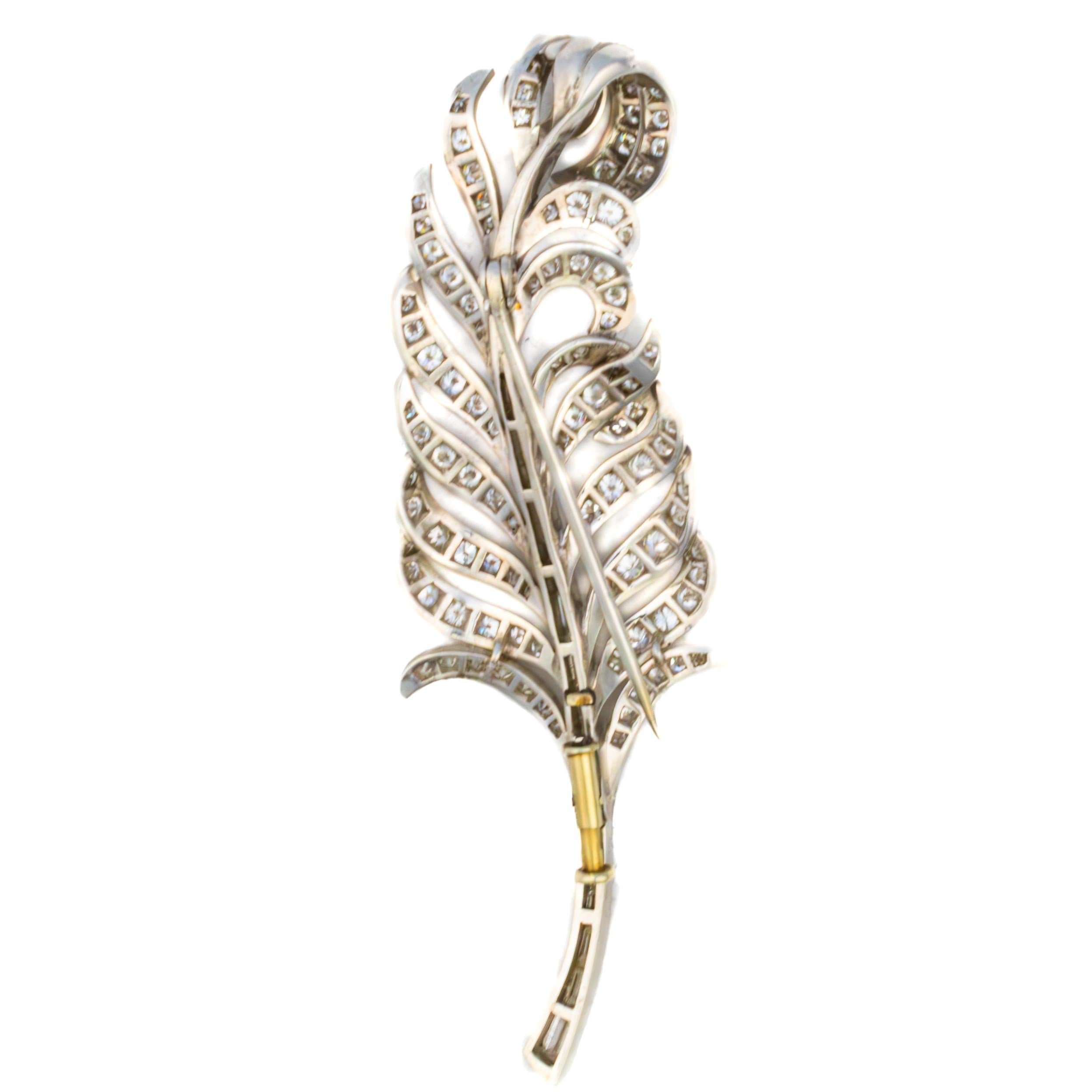 Paar Diamant-Federbroschen aus Platin

Dieses elegante und luftige Paar diamantbesetzter Federbroschen erinnert an die Anmut des Art-déco-Designs mit einem modernen Flair. Die aus Platin gefertigte Brosche hat die Form einer gewundenen Feder und ist