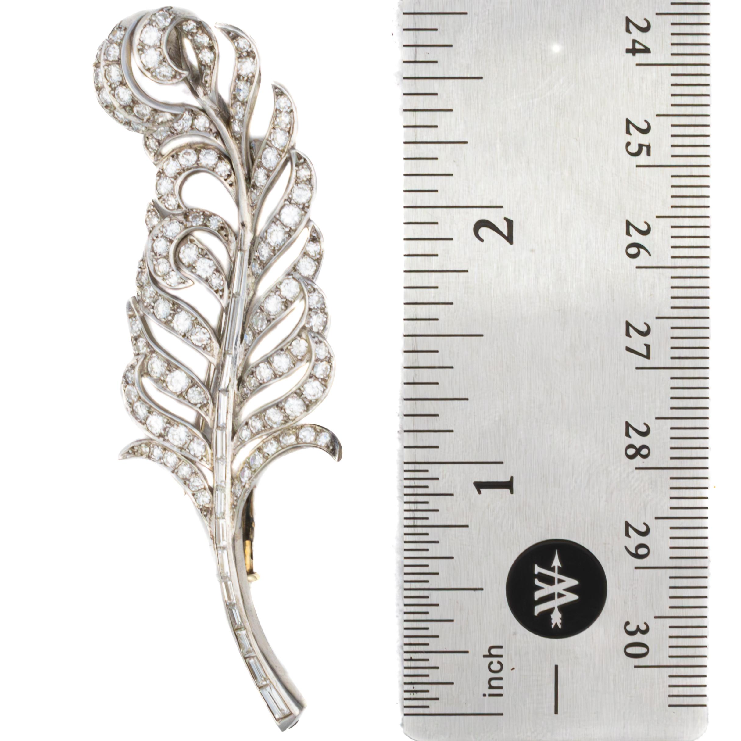 Paar Diamant-Federbroschen aus Platin (Rundschliff) im Angebot