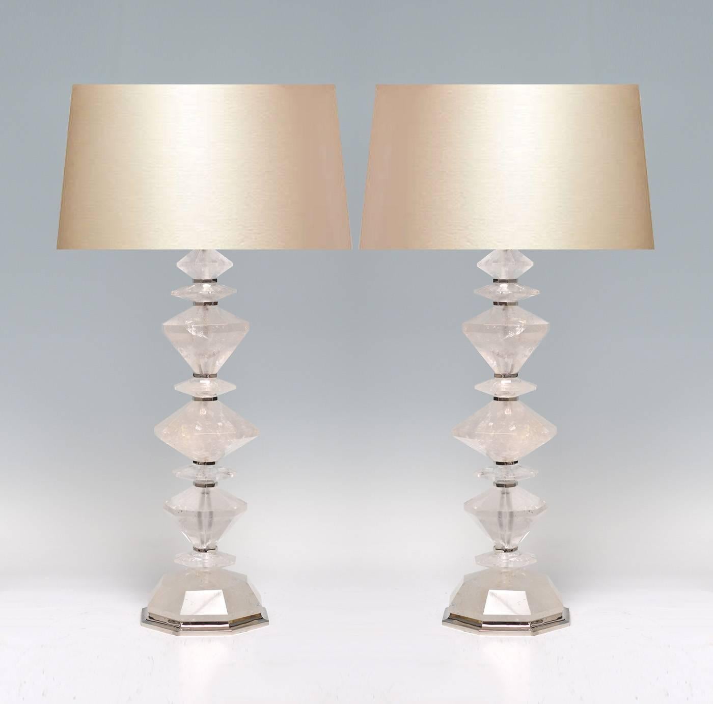 Paire de lampes à quartz en cristal de roche finement sculpté en forme de diamant, avec inserts et bases nickelés. Disponible en finition laiton poli et laiton antique. Créé par Phoenix Gallery, NYC.
Jusqu'au cristal de roche : 22
