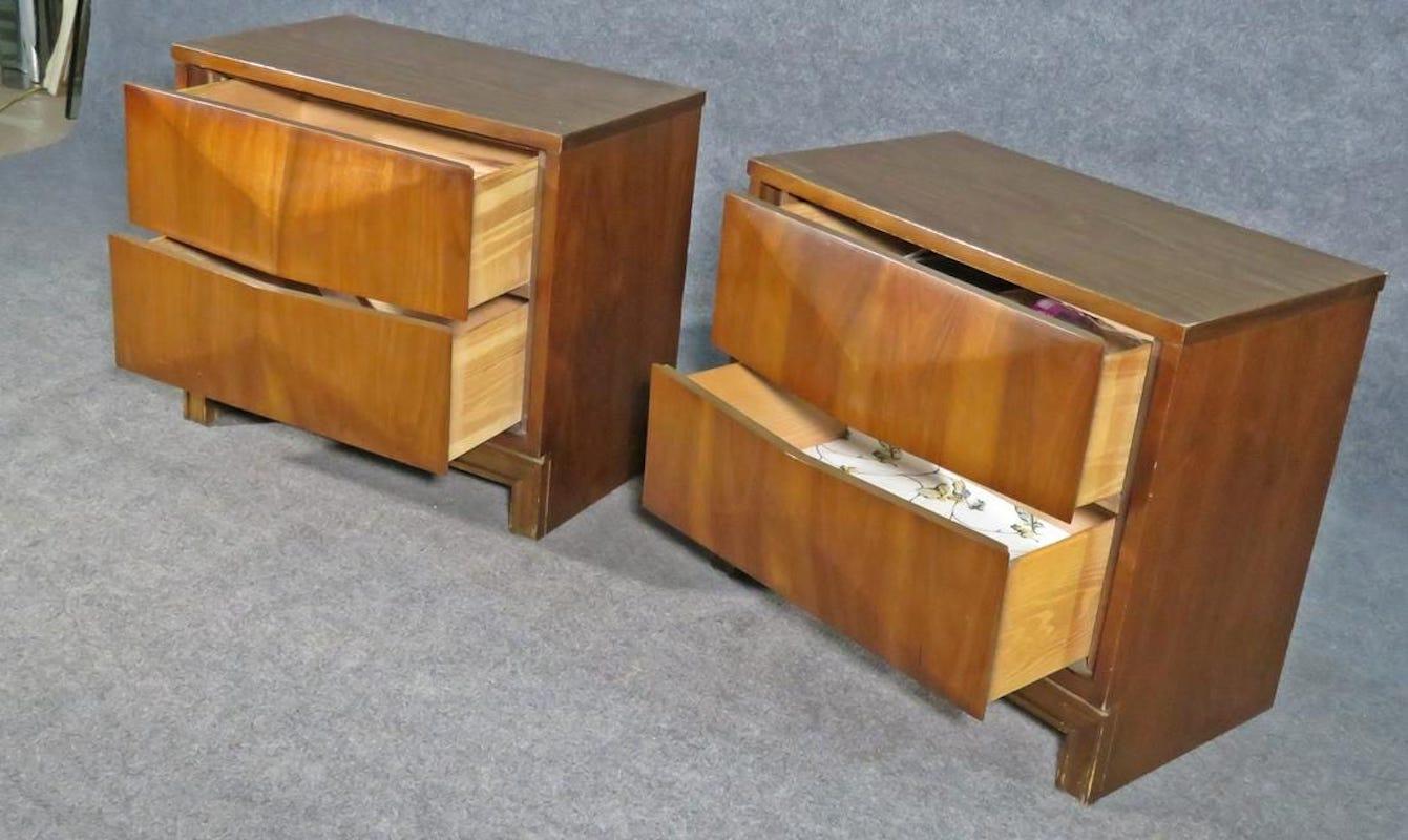 Mid-Century Modern Paire de tables de nuit à façade en diamants dans le style de Johnson Carper en vente