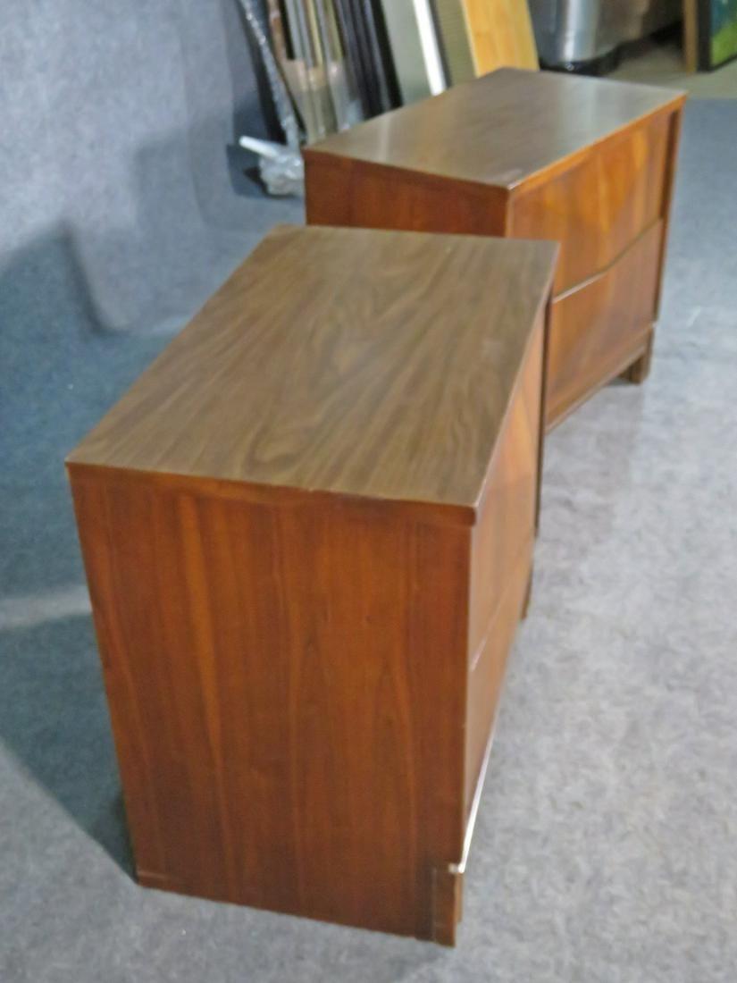 20ième siècle Paire de tables de nuit à façade en diamants dans le style de Johnson Carper en vente