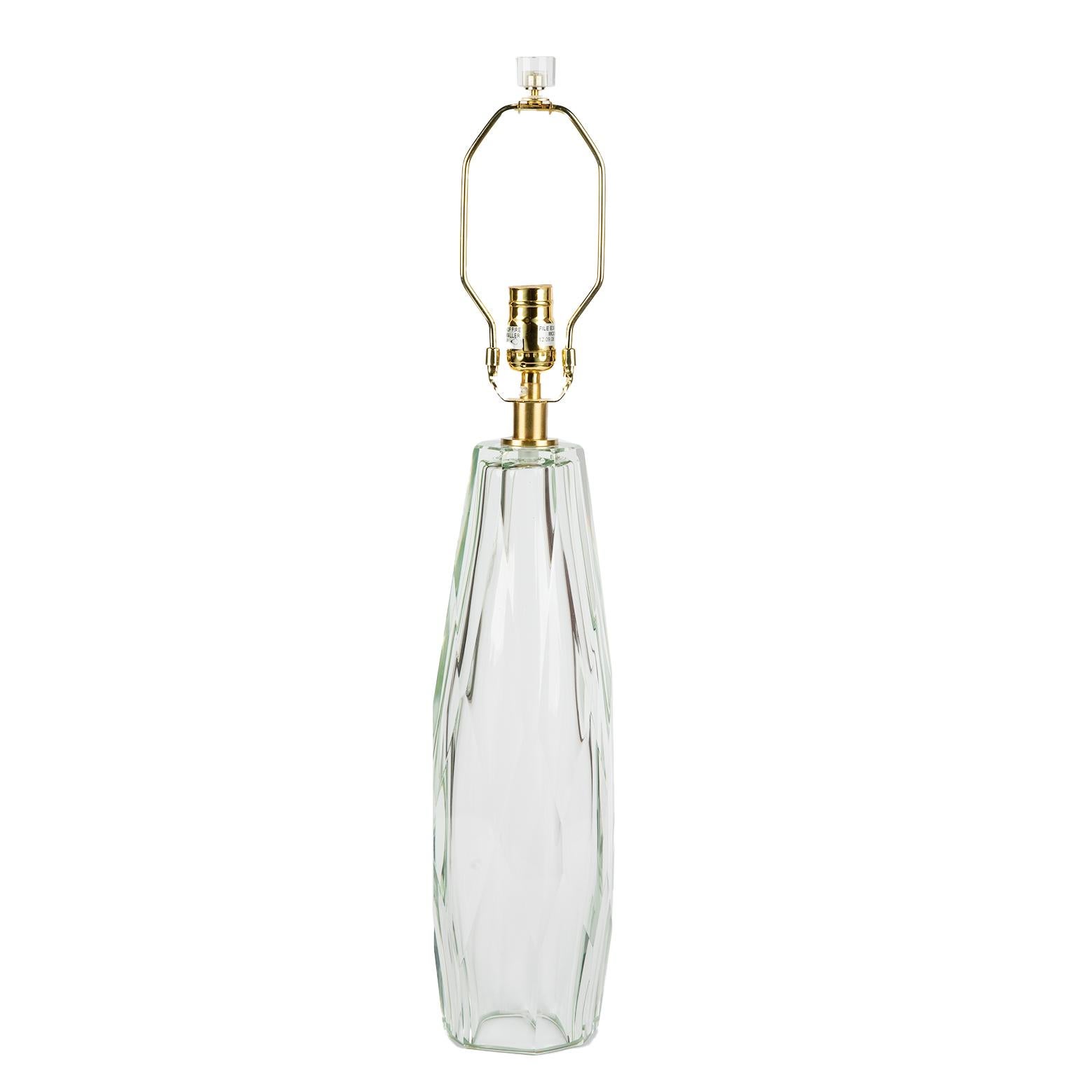 Cette paire intemporelle et élégante de lampes 